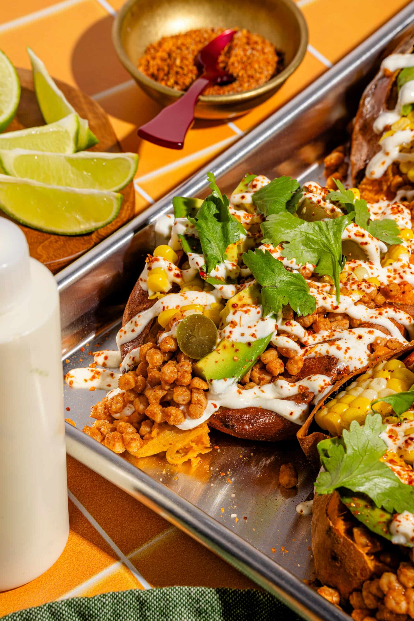 Patates douces farcies à la PVT mexicaine garnies d'avocat et de crème sure à la lime