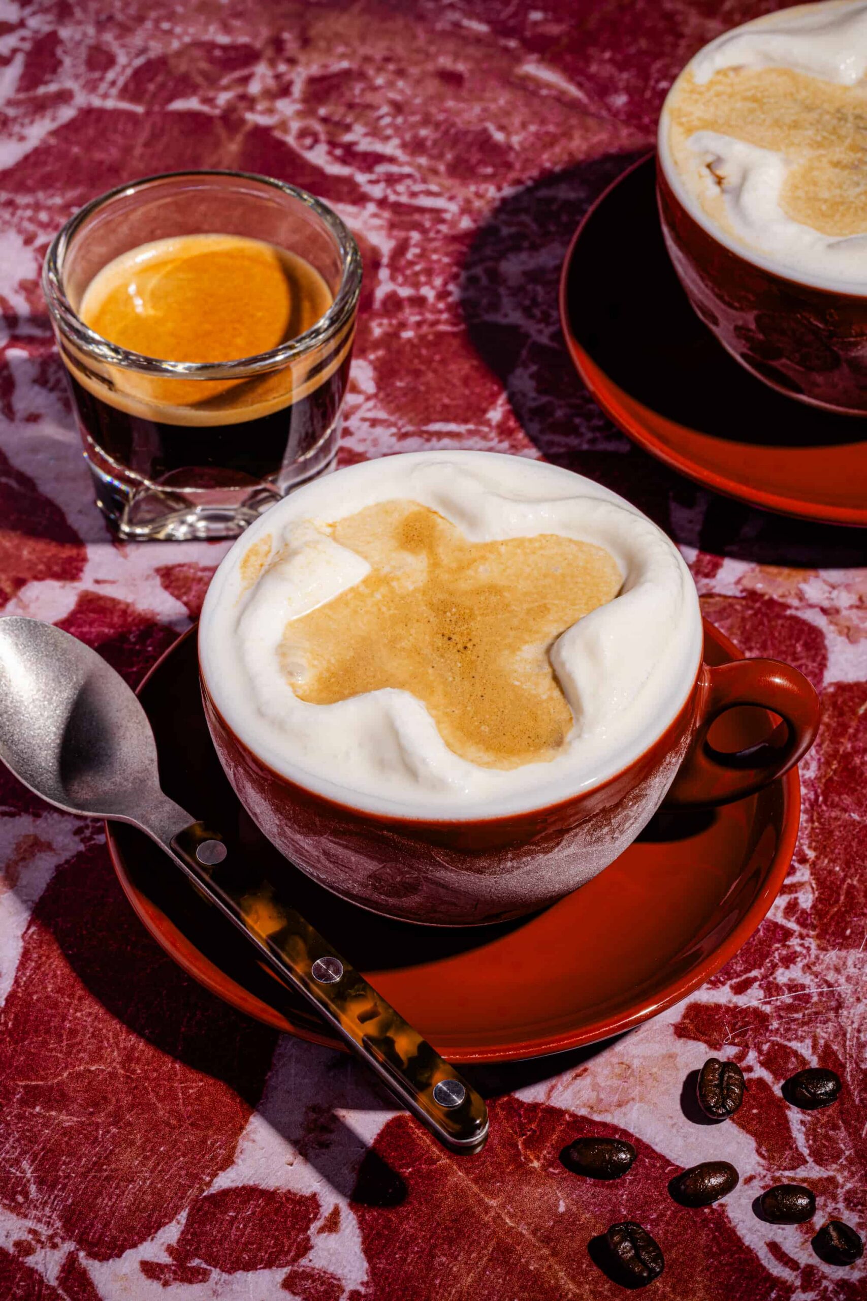 Affogato simple à la crème glacée vanille arrosée d'espresso chaud fraîchement coulé