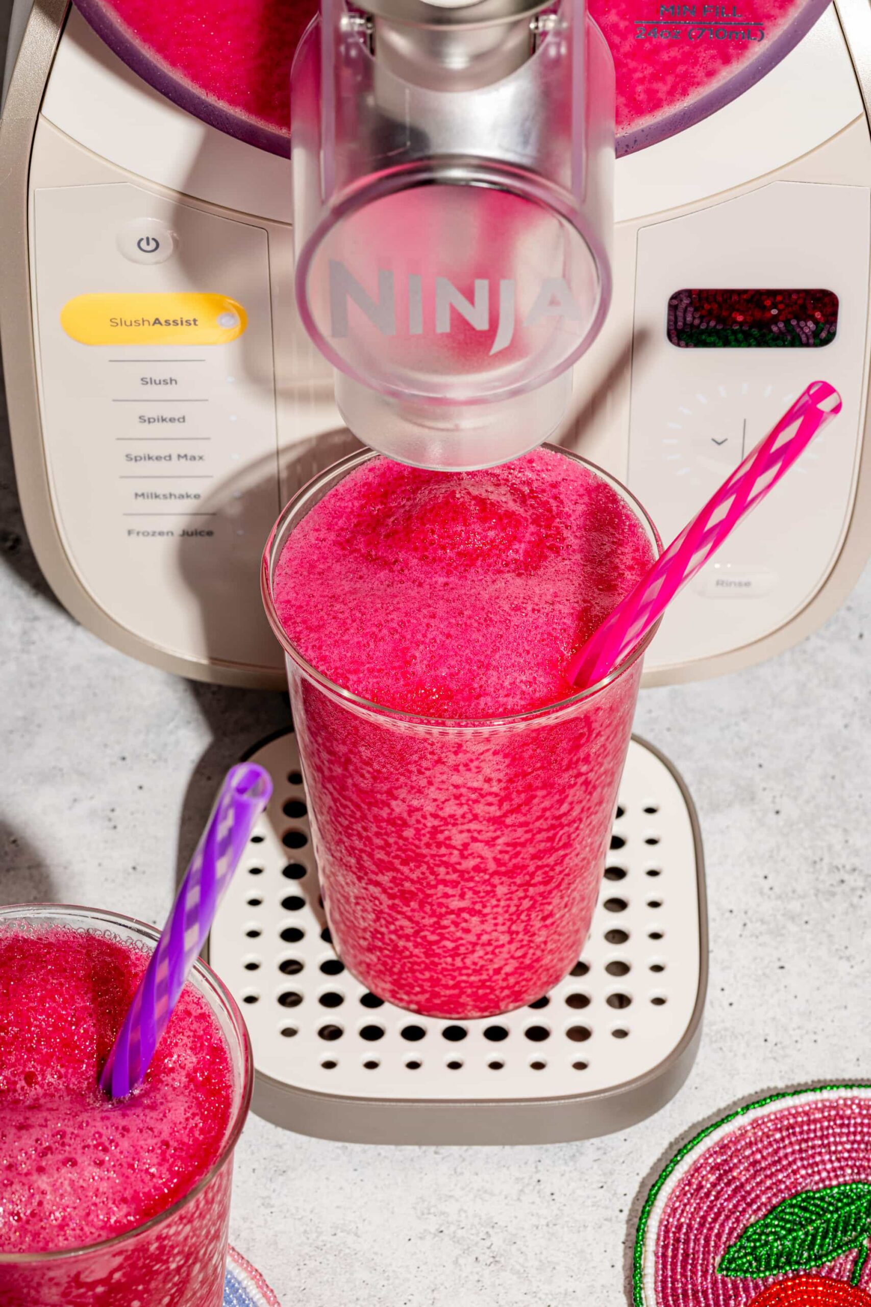 Barbotine à la cerise maison servie dans un verre, recette de slush facile et rafraîchissante