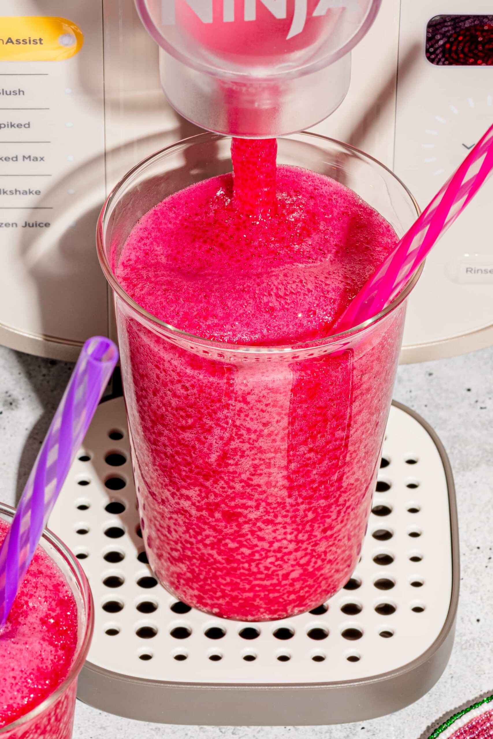 Barbotine à la cerise maison servie dans un verre, recette de slush facile et rafraîchissante