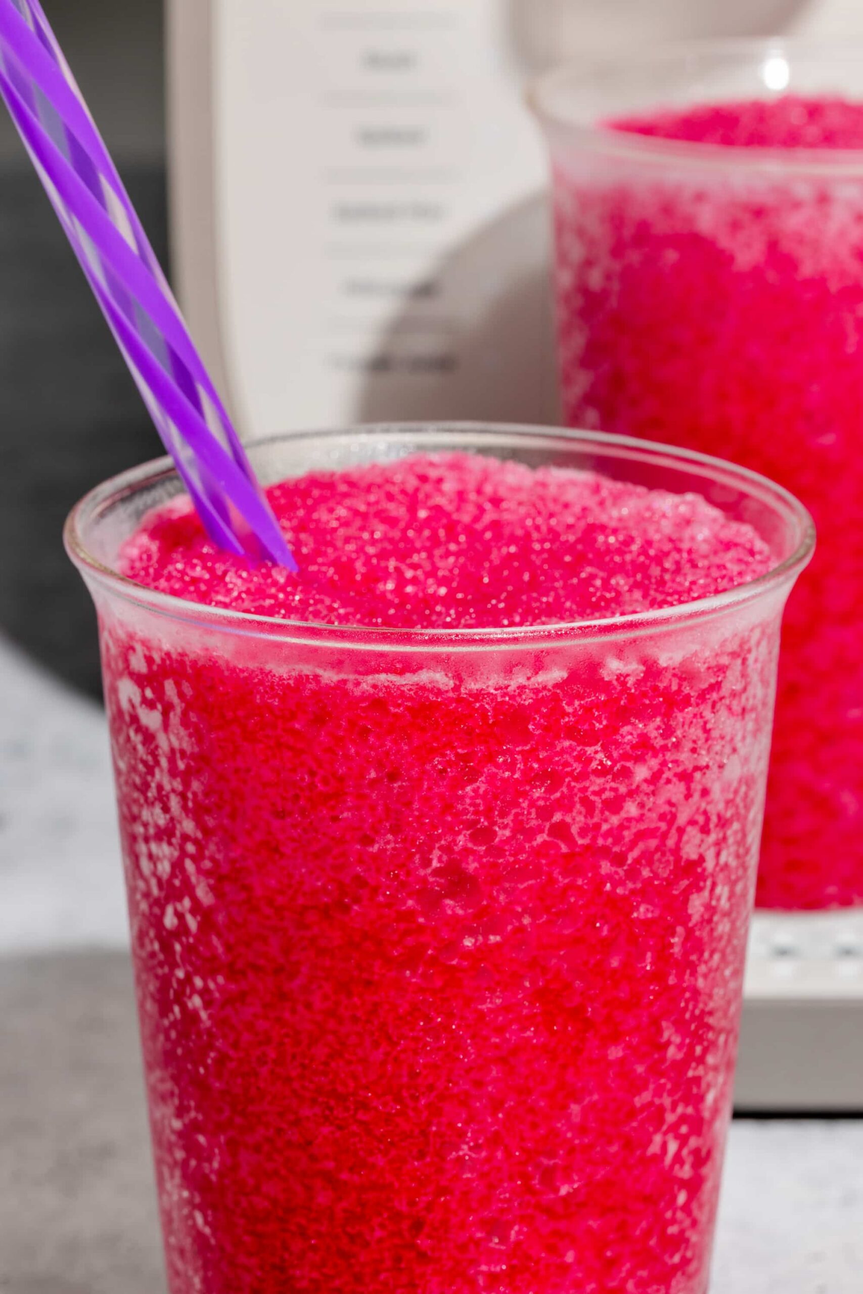 Barbotine à la cerise maison servie dans un verre, recette de slush facile et rafraîchissante