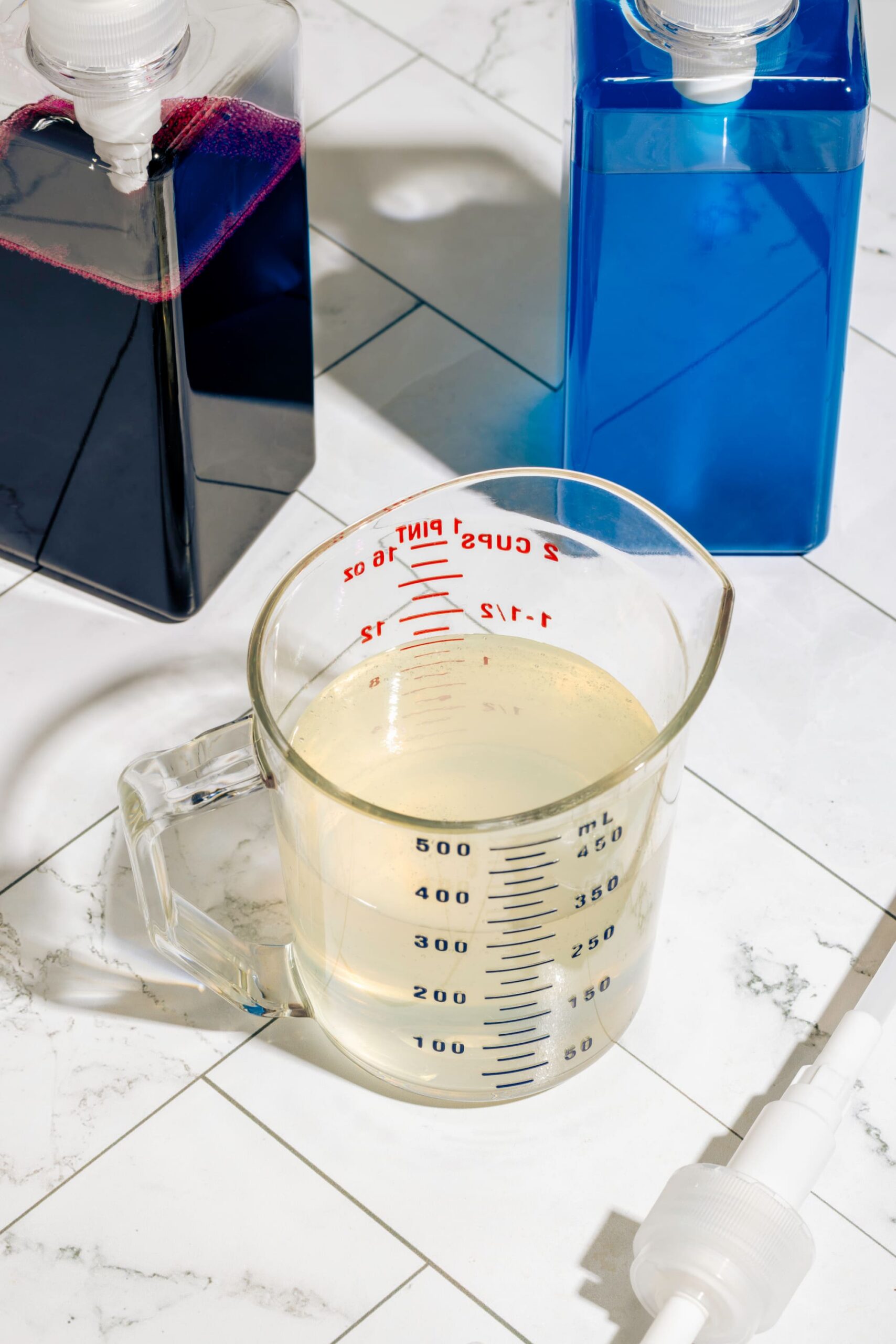 Recette de base neutre pour slush maison dans une tasse à mesurer