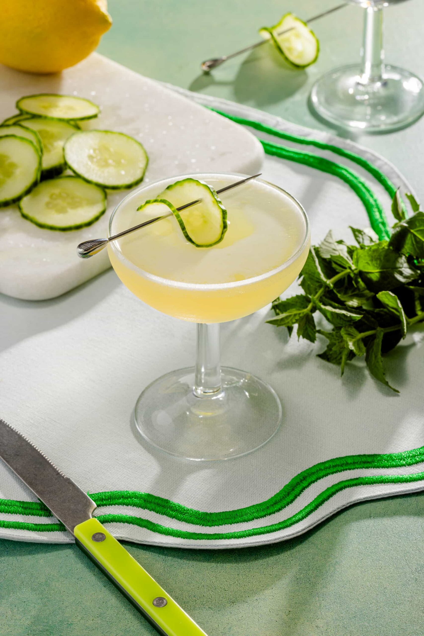 Recette de cocktail rafraîchissant au concombre dans une belle coupe à pied