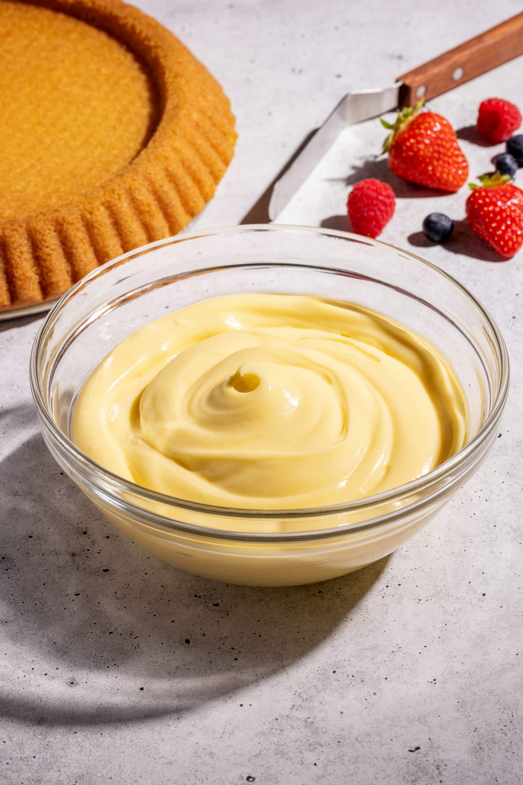 Crème pâtissière maison à la vanille dans un bol en vitre