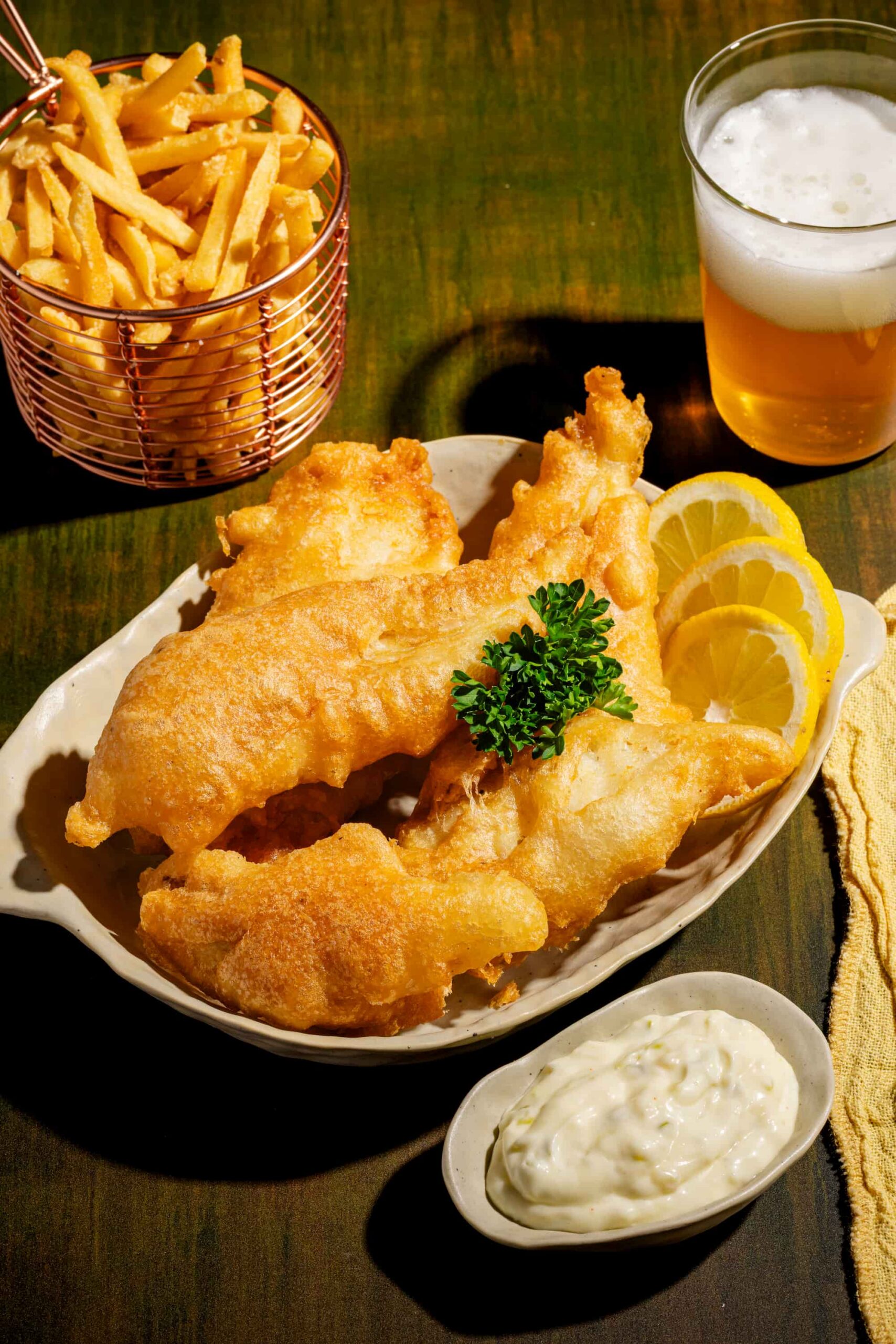 Fish and chips traditionnel croustillant, poisson pané frit servi avec frites et sauce tartare