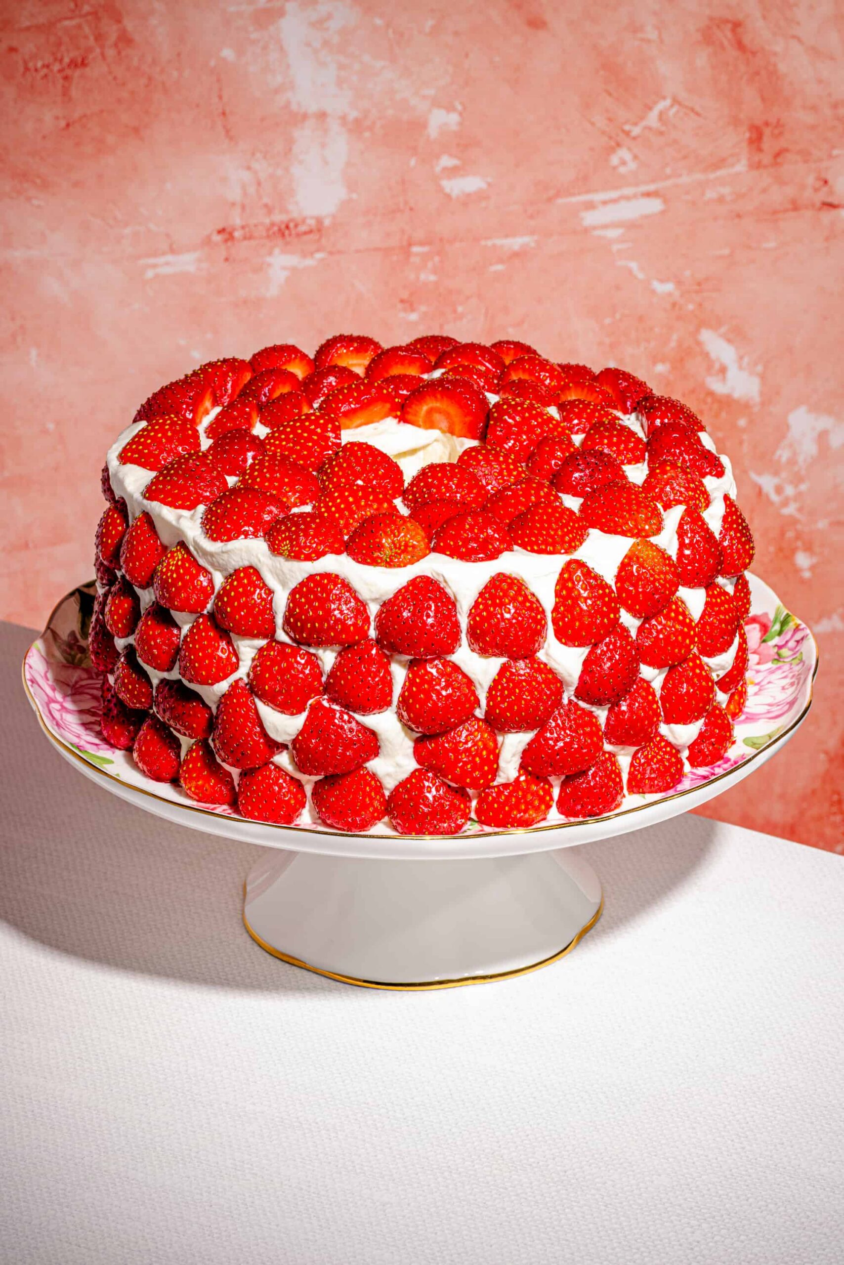 Shortcake aux fraises fraîches sur base de gâteau des anges avec crème fouettée maison