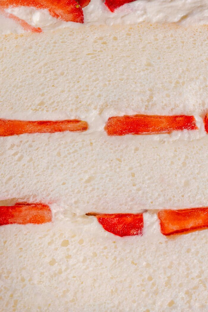 Shortcake aux fraises fraîches sur base de gâteau des anges avec crème fouettée maison