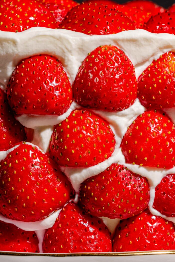 Shortcake aux fraises fraîches sur base de gâteau des anges avec crème fouettée maison