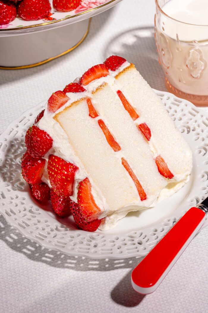 Shortcake aux fraises fraîches sur base de gâteau des anges avec crème fouettée maison