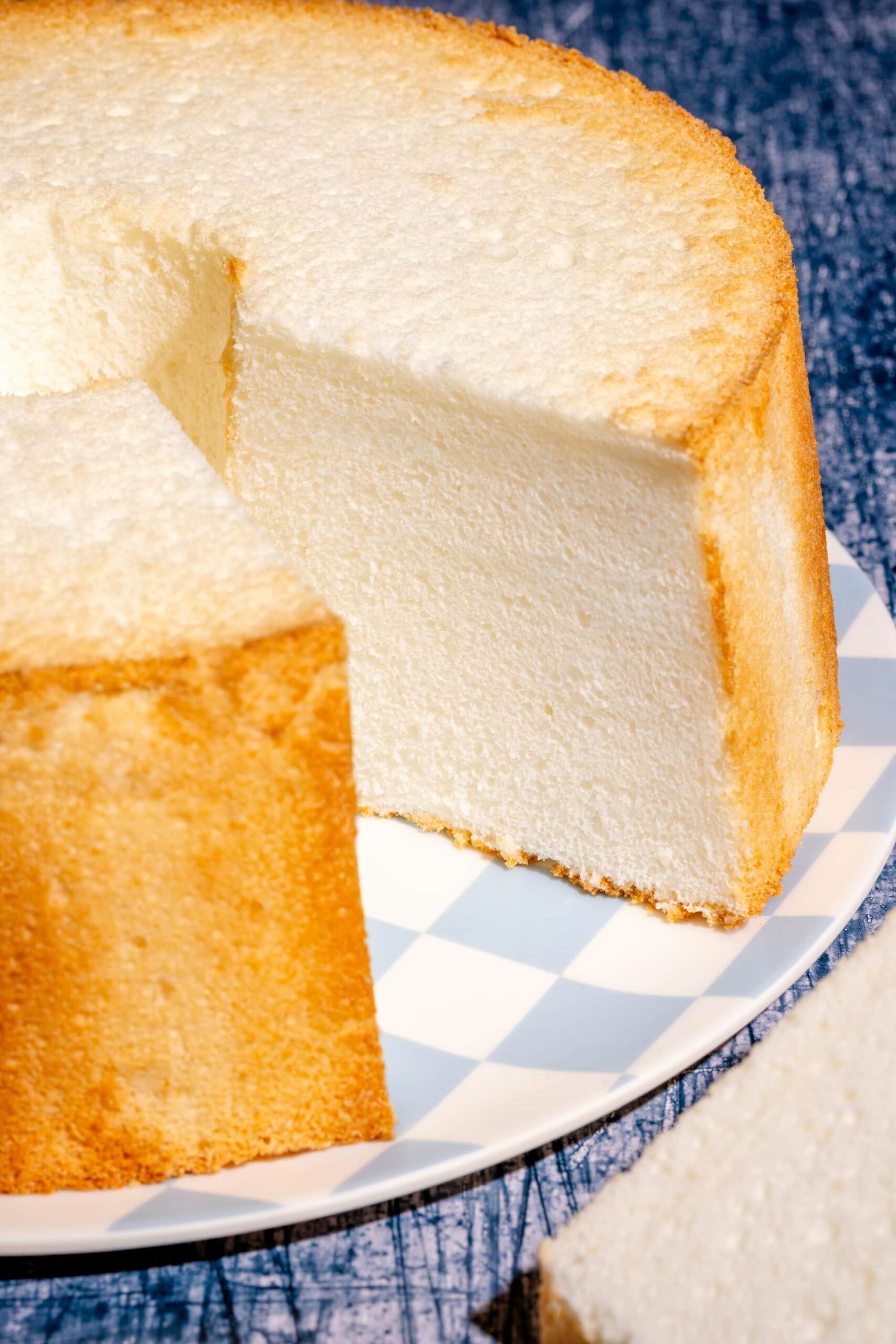 Recette de gâteau des anges moelleux dans une assiette de présentation