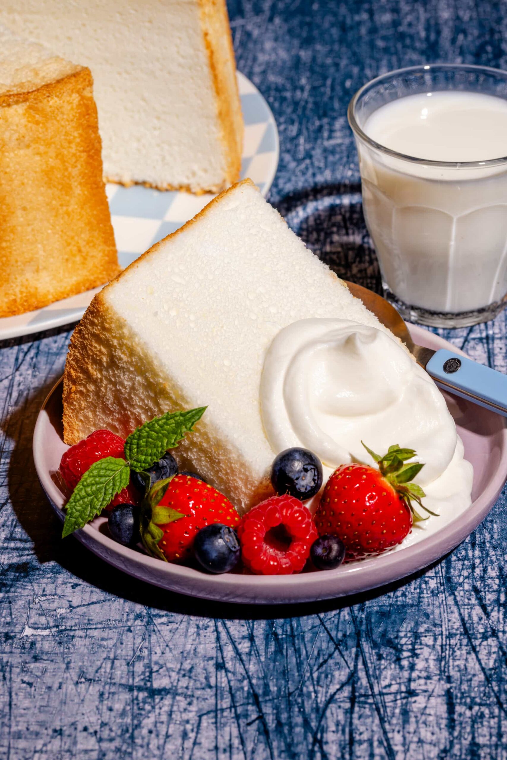 Recette de gâteau des anges moelleux dans une assiette avec crème fouettée et fruits
