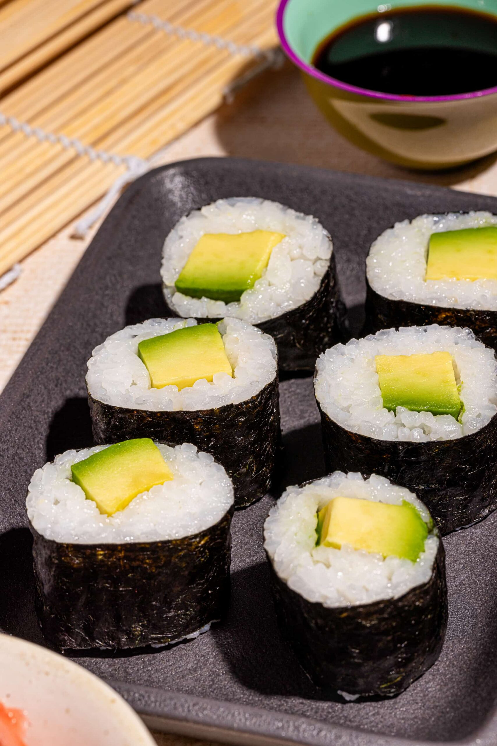 Hosomakis à l'avocat maison, petits rouleaux de sushi végétariens faciles à préparer