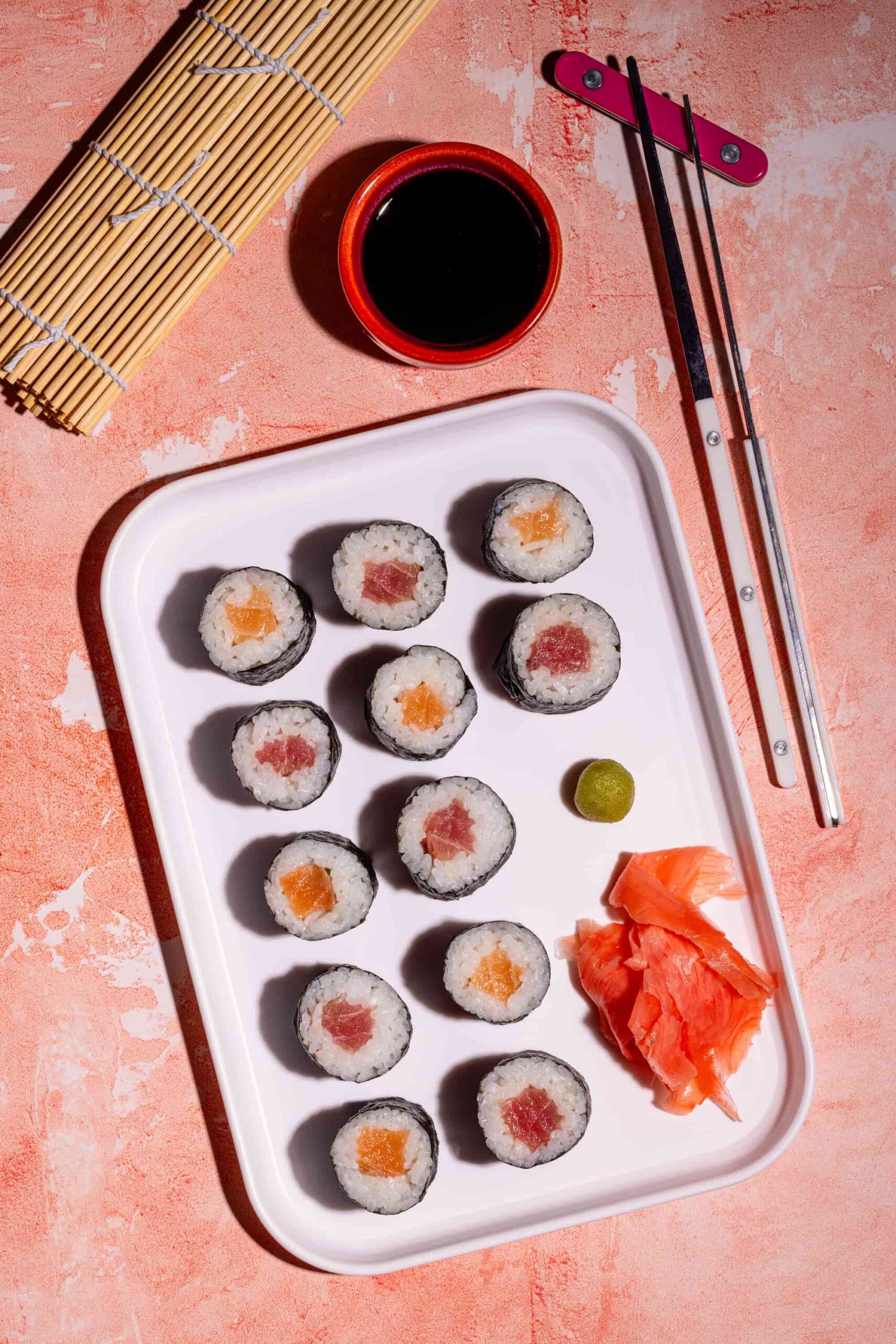 Hosomakis maison au saumon ou au thon roulés dans du nori avec riz vinaigré