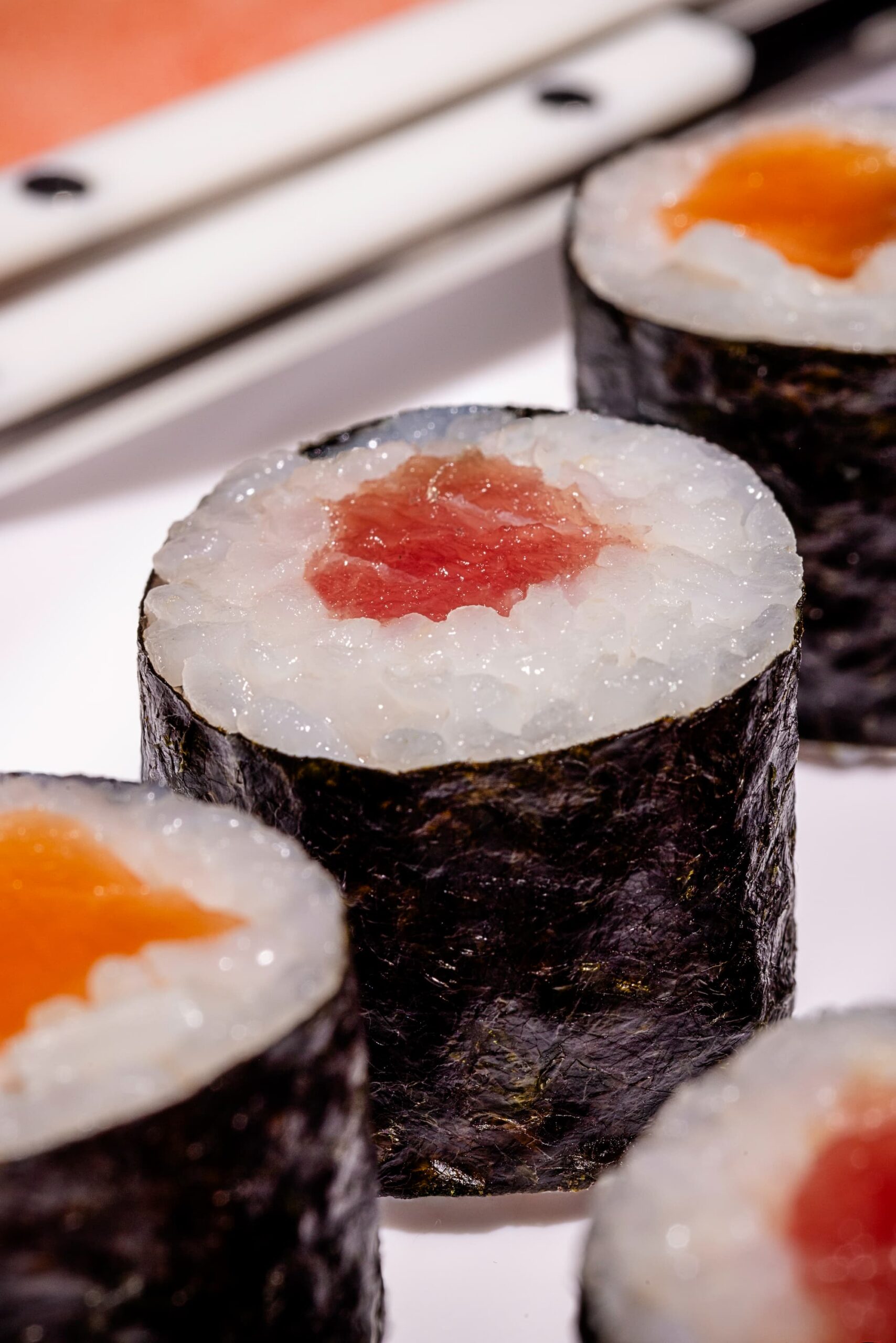 Hosomakis maison au saumon ou au thon roulés dans du nori avec riz vinaigré