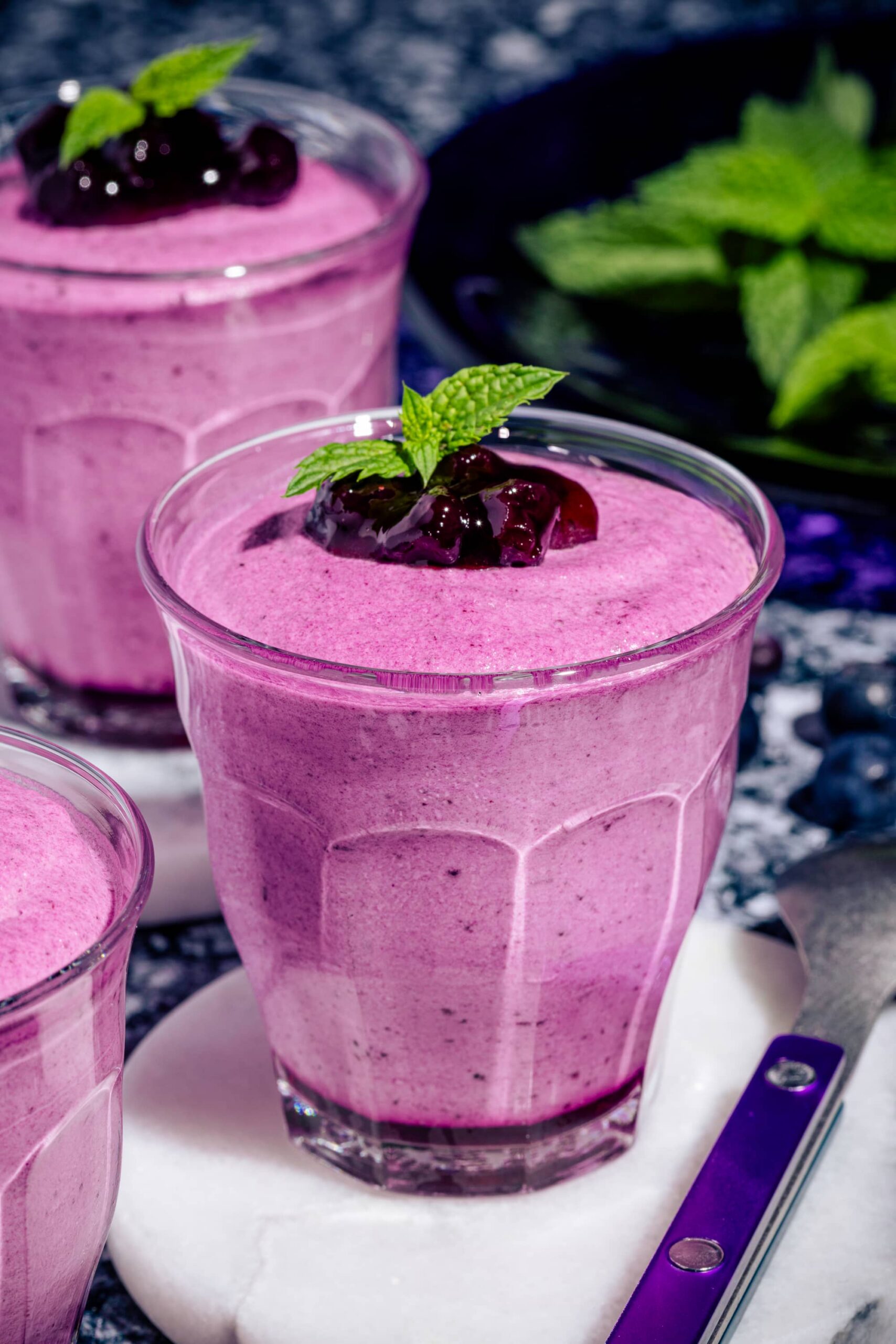 Recette de mousse aux bleuets avec confiture dans une petite verrine