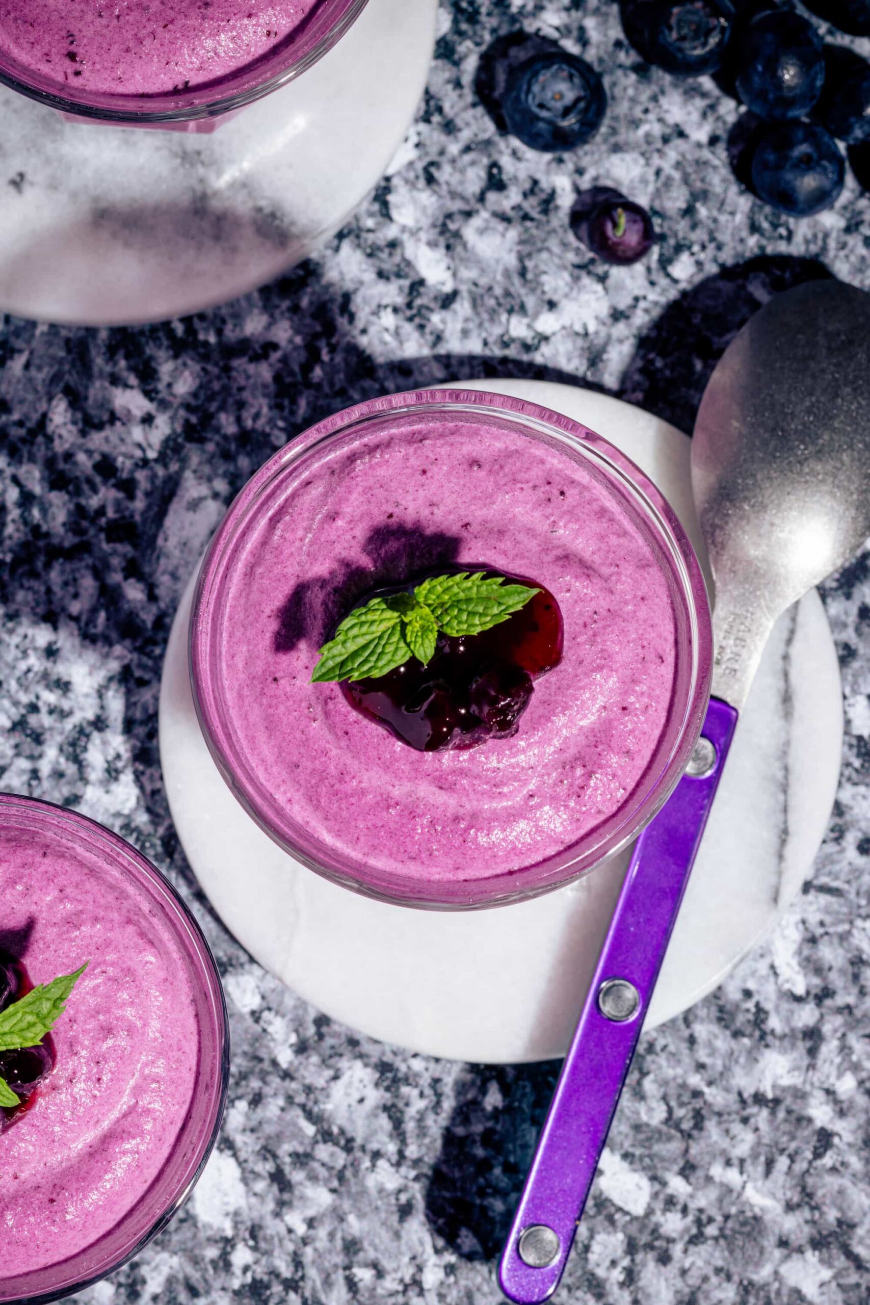 Recette de mousse aux bleuets avec confiture dans une petite verrine