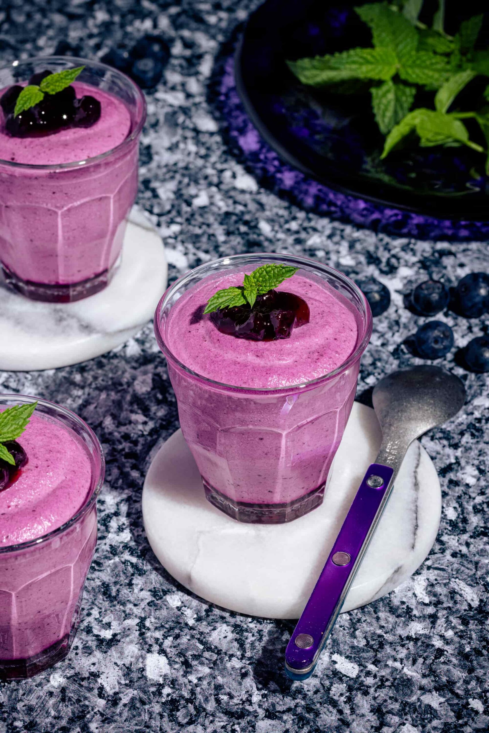 Recette de mousse aux bleuets avec confiture dans une petite verrine
