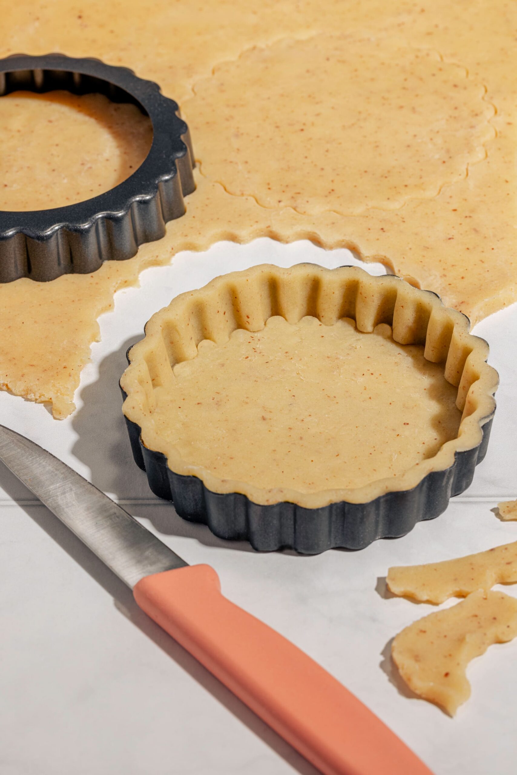 Fonds de tartelettes en pâte sucrée maison, dorés et prêts à garnir