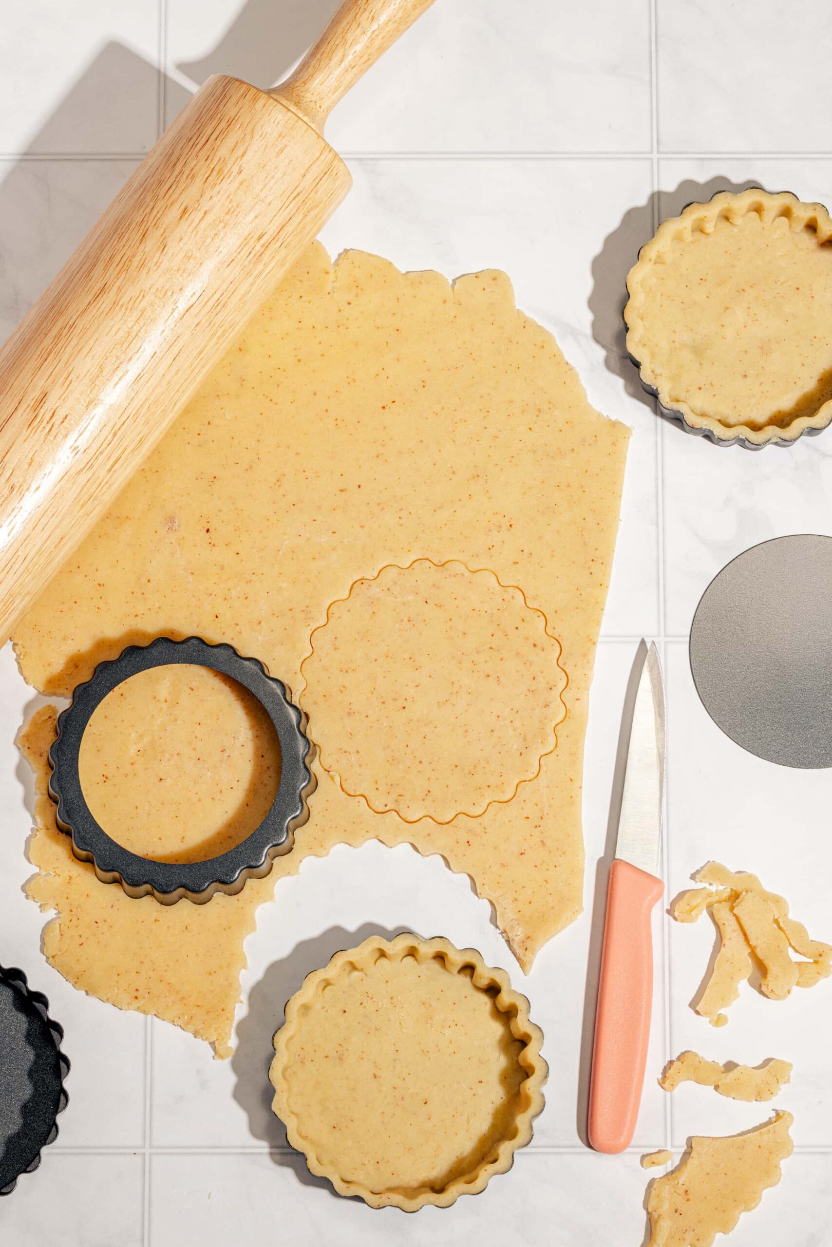 Fonds de tartelettes en pâte sucrée maison, dorés et prêts à garnir