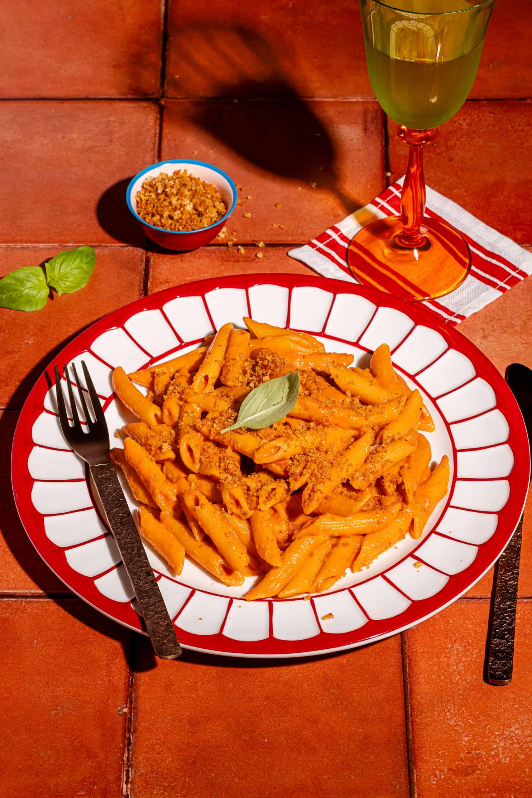Pâtes penne alla vodka nappées d'une sauce tomate crémeuse et garnies de panko doré