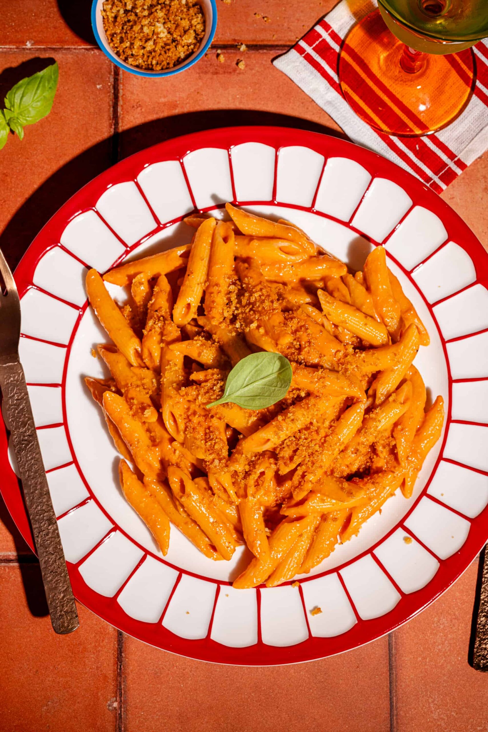 Pâtes penne alla vodka nappées d'une sauce tomate crémeuse et garnies de panko doré