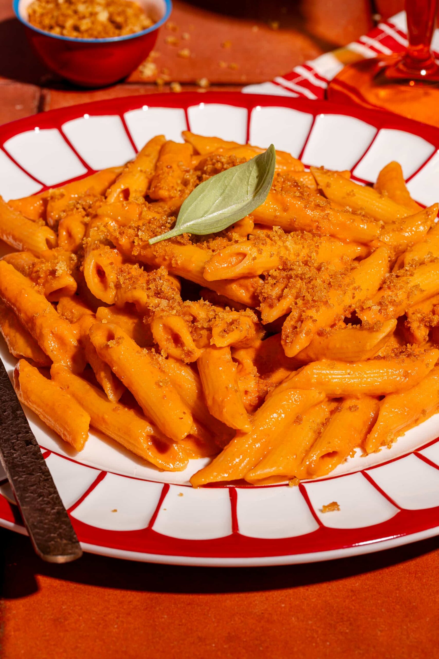 Pâtes penne alla vodka nappées d'une sauce tomate crémeuse et garnies de panko doré