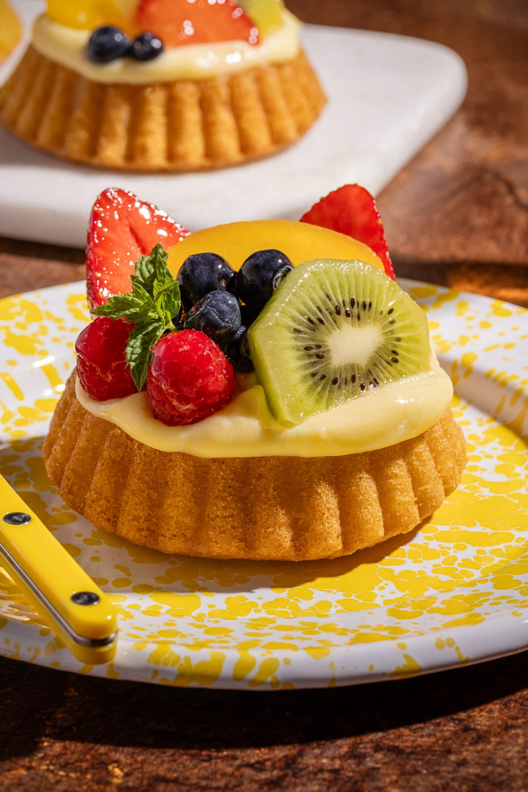Petits flans aux fruits frais garnis de crème pâtissière et nappage brillant
