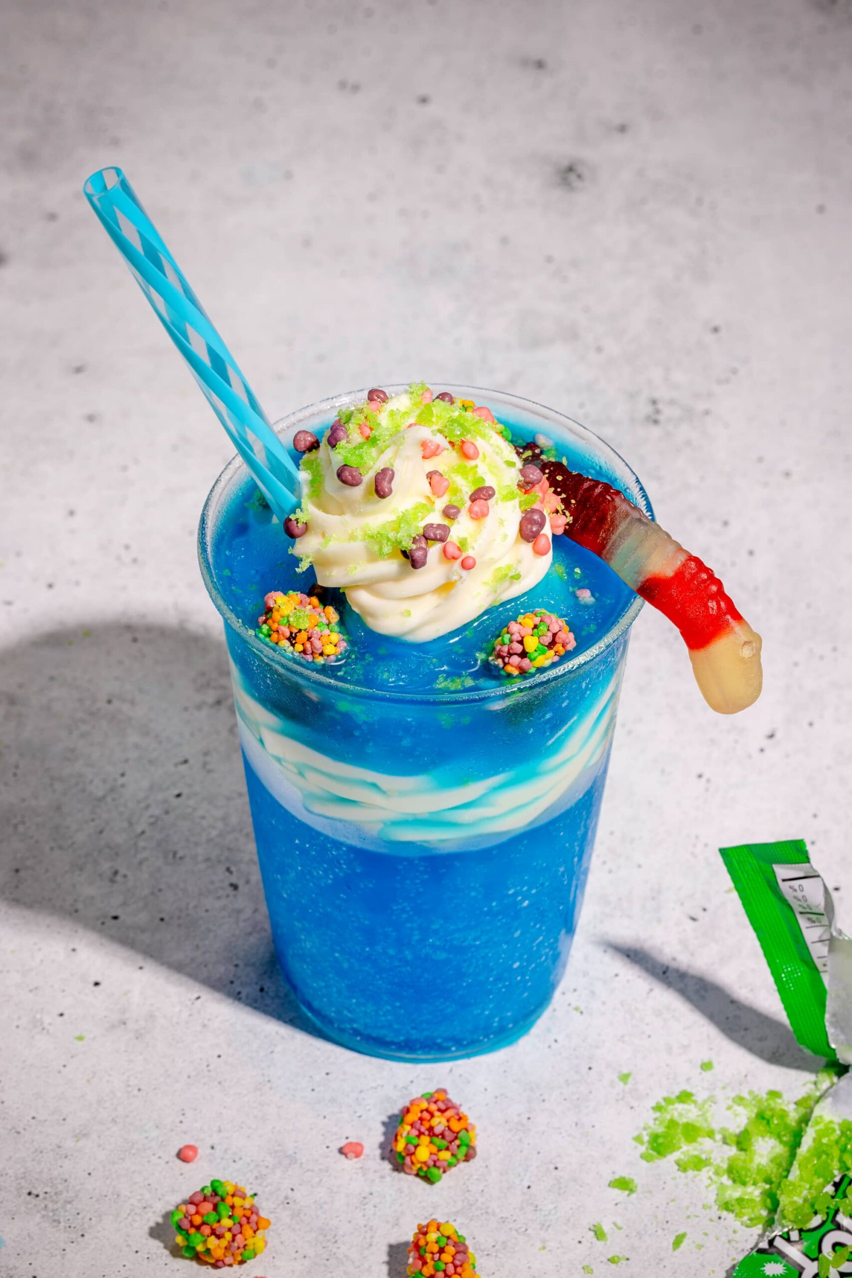 Potion magique comme à la crèmerie (slush bleue avec crème glacée molle à la vanille et bonbons)