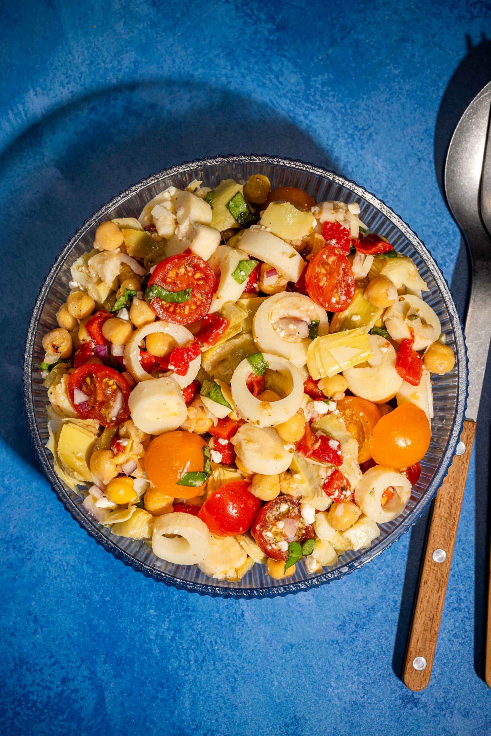 Salade d’artichauts et de coeurs de palmier dans un plat à partager