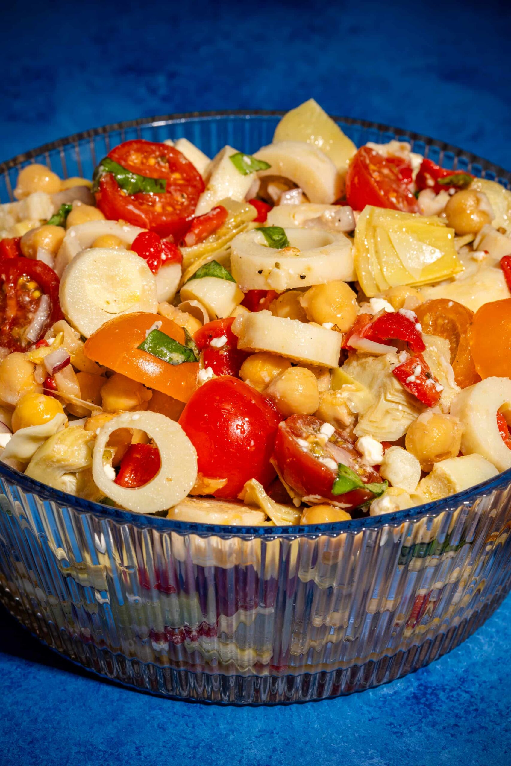Salade d’artichauts et de coeurs de palmier dans un plat à partager