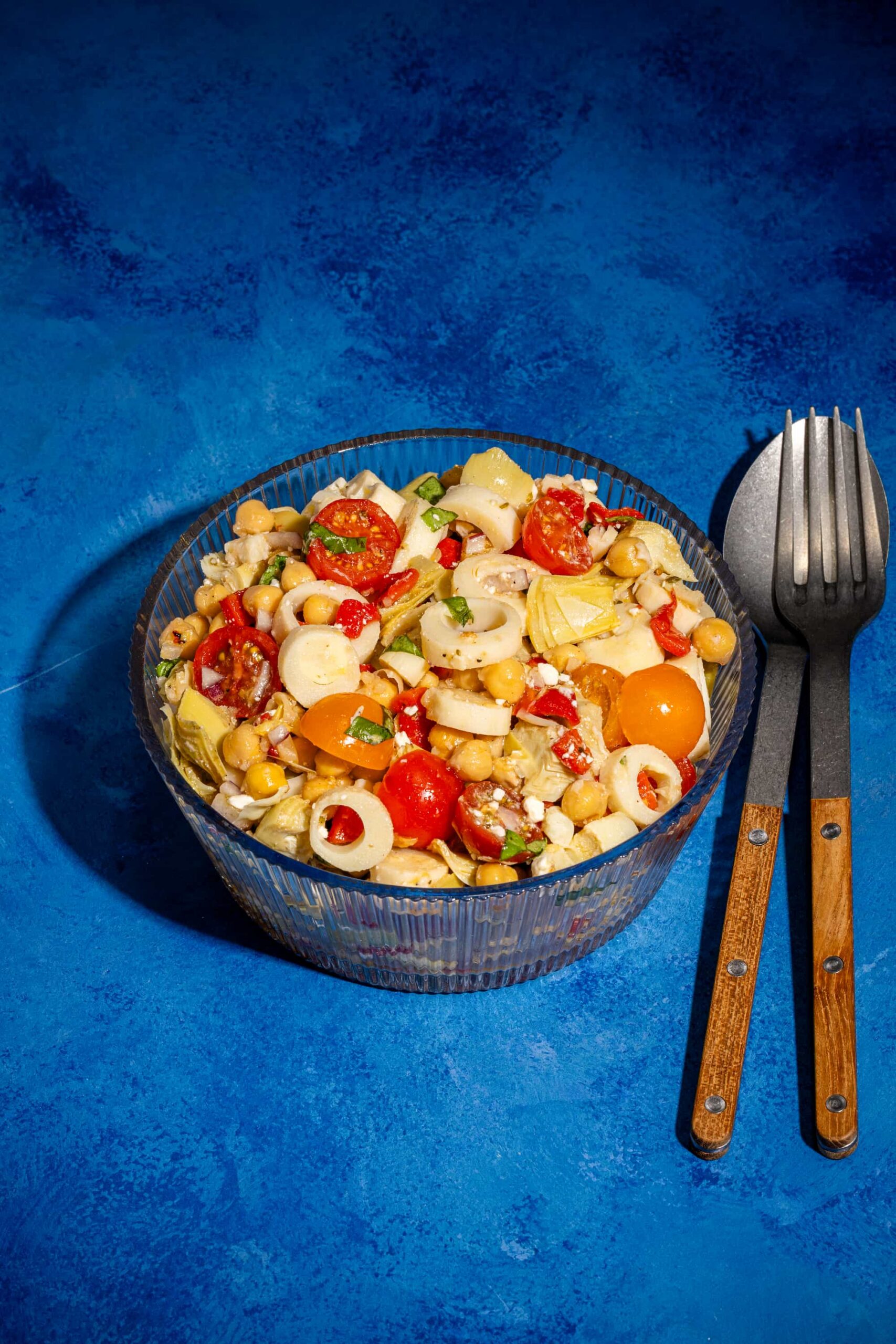 Salade d’artichauts et de coeurs de palmier dans un plat à partager