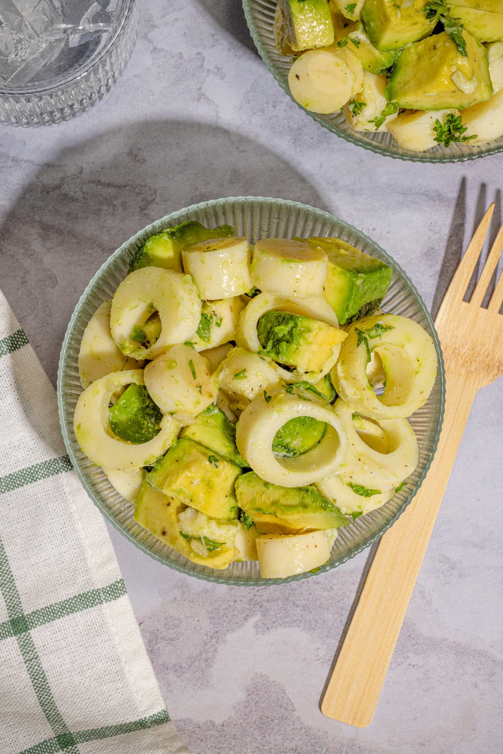 Salade simple et rapide avec coeurs de palmier dans des bols individuels