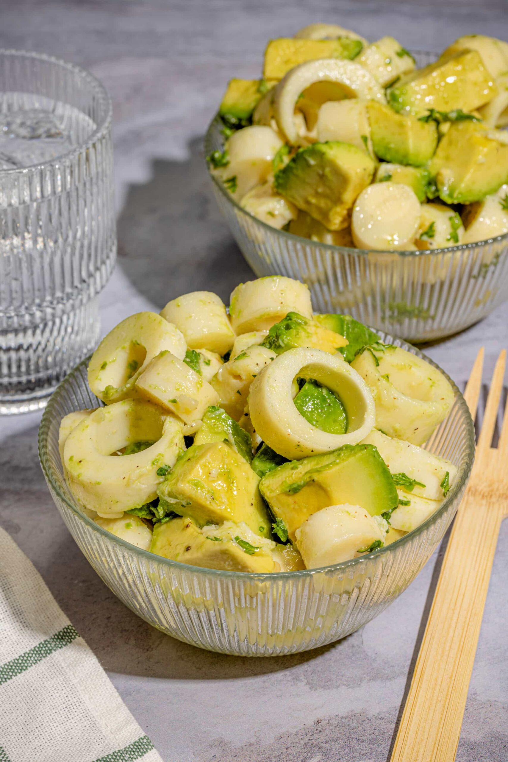 Salade simple et rapide avec coeurs de palmier dans des bols individuels