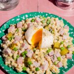 Salade froide avec nouilles, jambon et cornichons