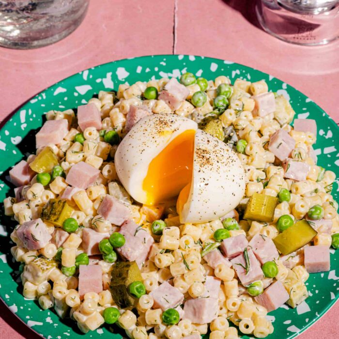 Salade froide avec nouilles, jambon et cornichons