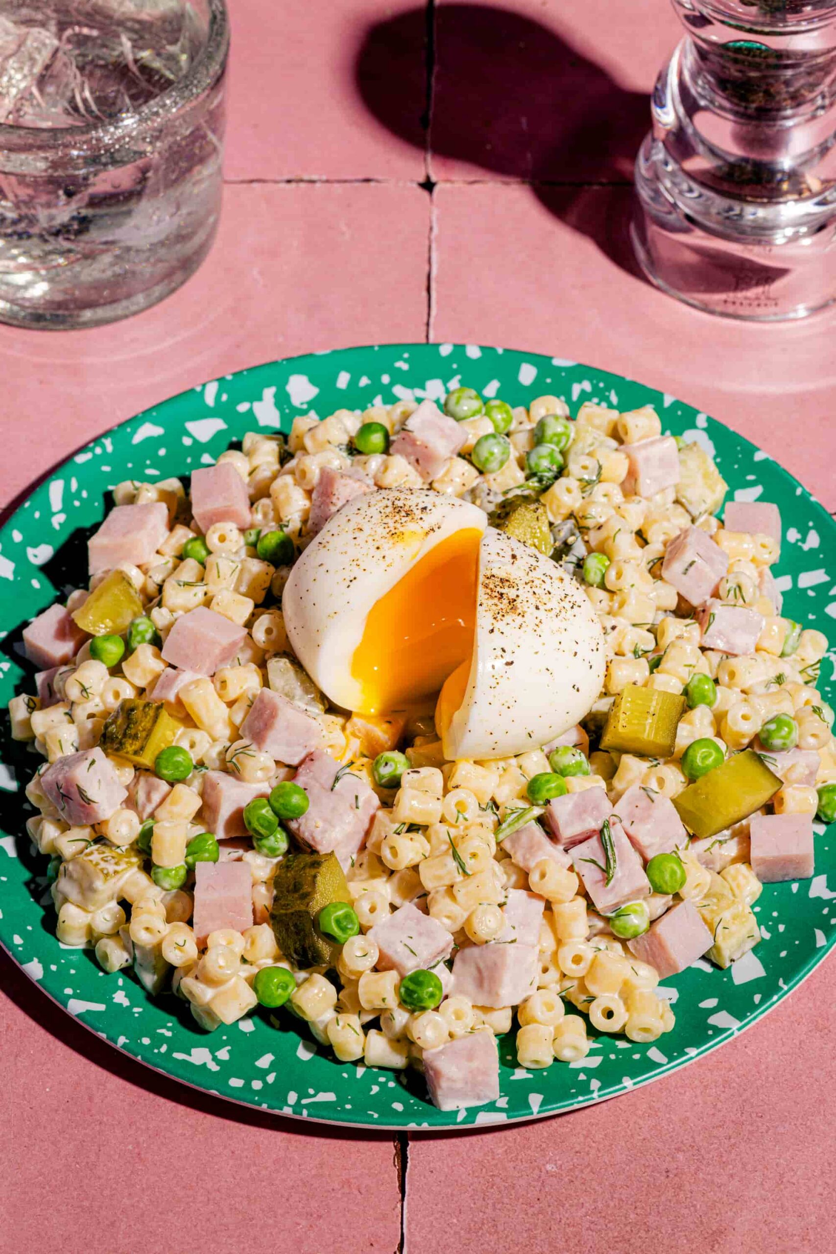 Salade froide de pâtes en anneaux avec jambon, cornichons et oeufs mollets