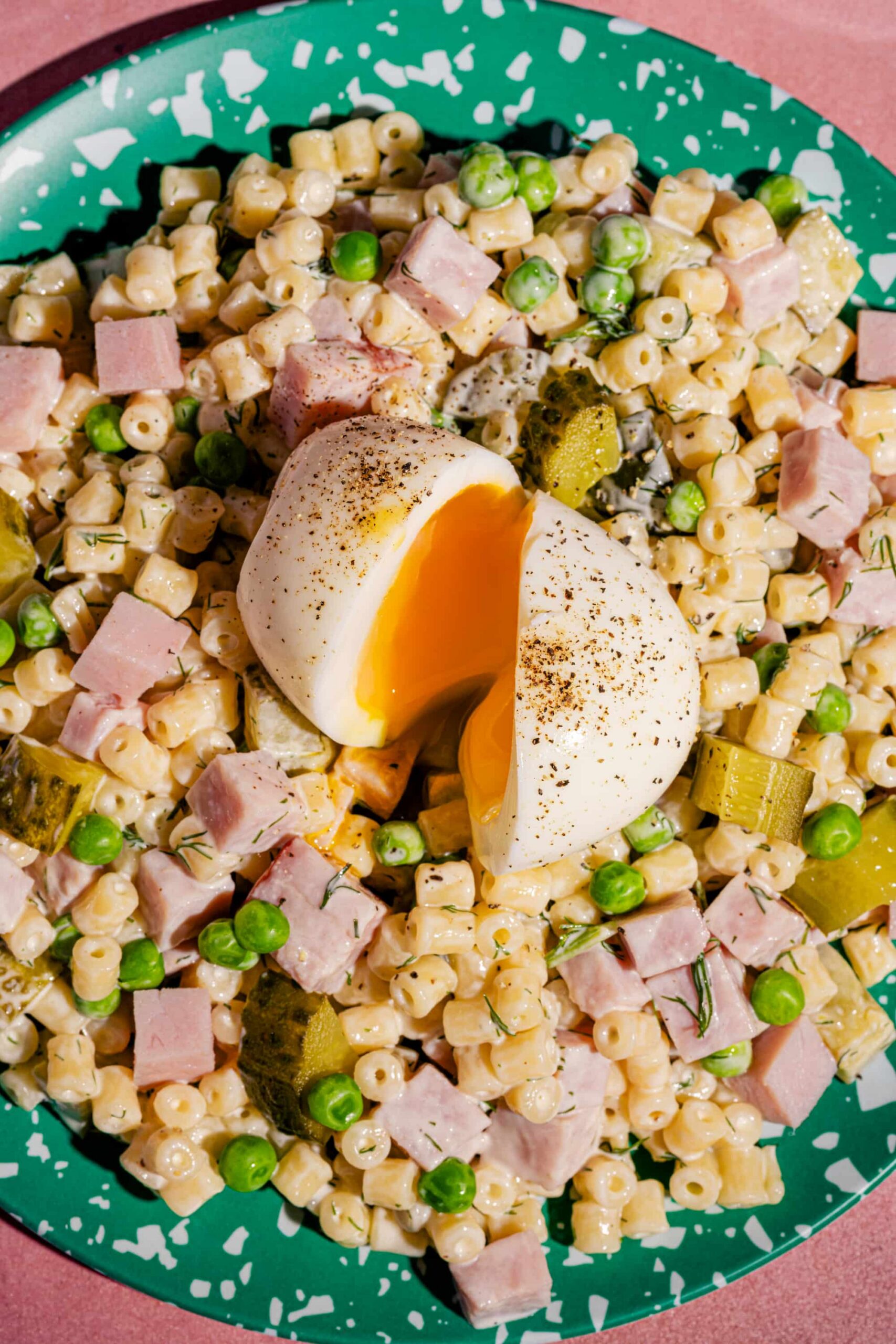 Salade froide de pâtes en anneaux avec jambon, cornichons et oeufs mollets