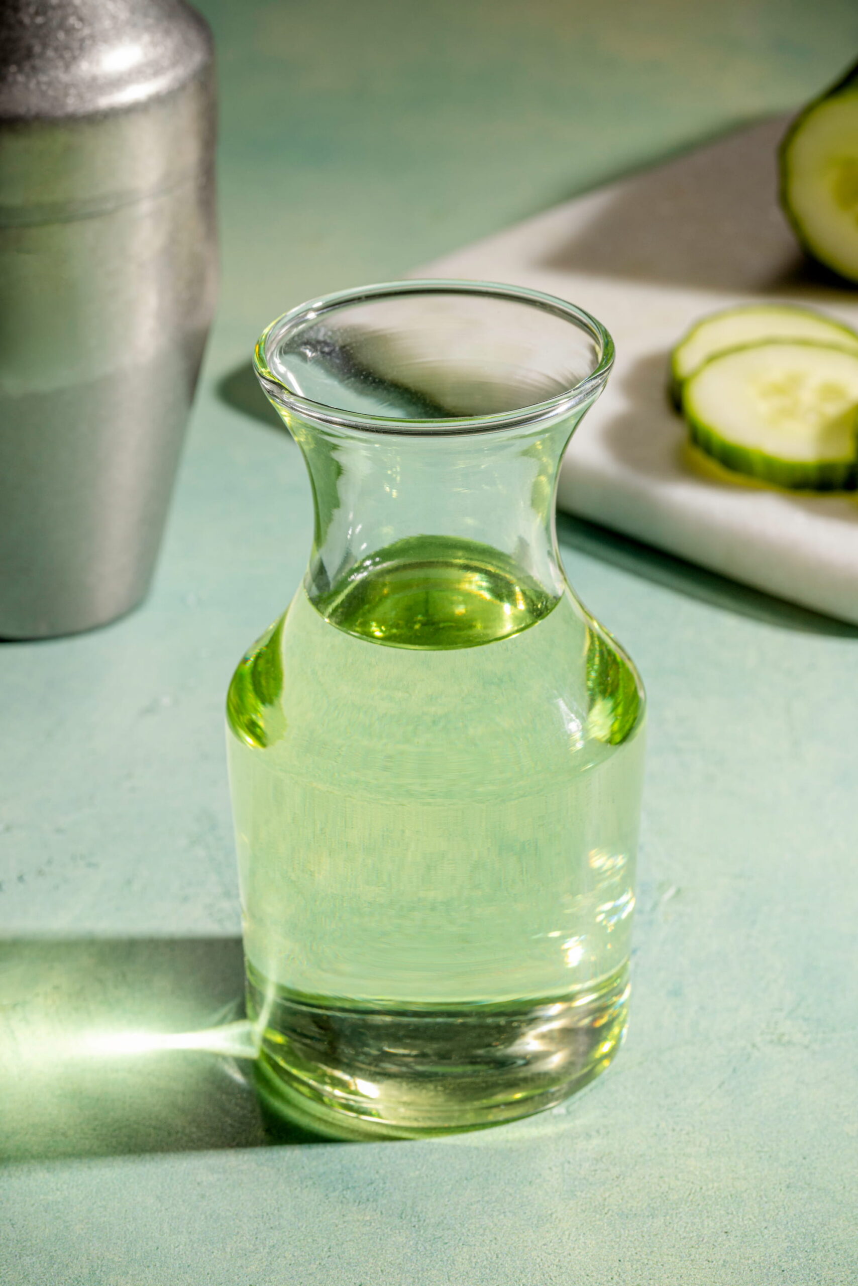 Petite bouteille de sirop de concombre pour cocktails