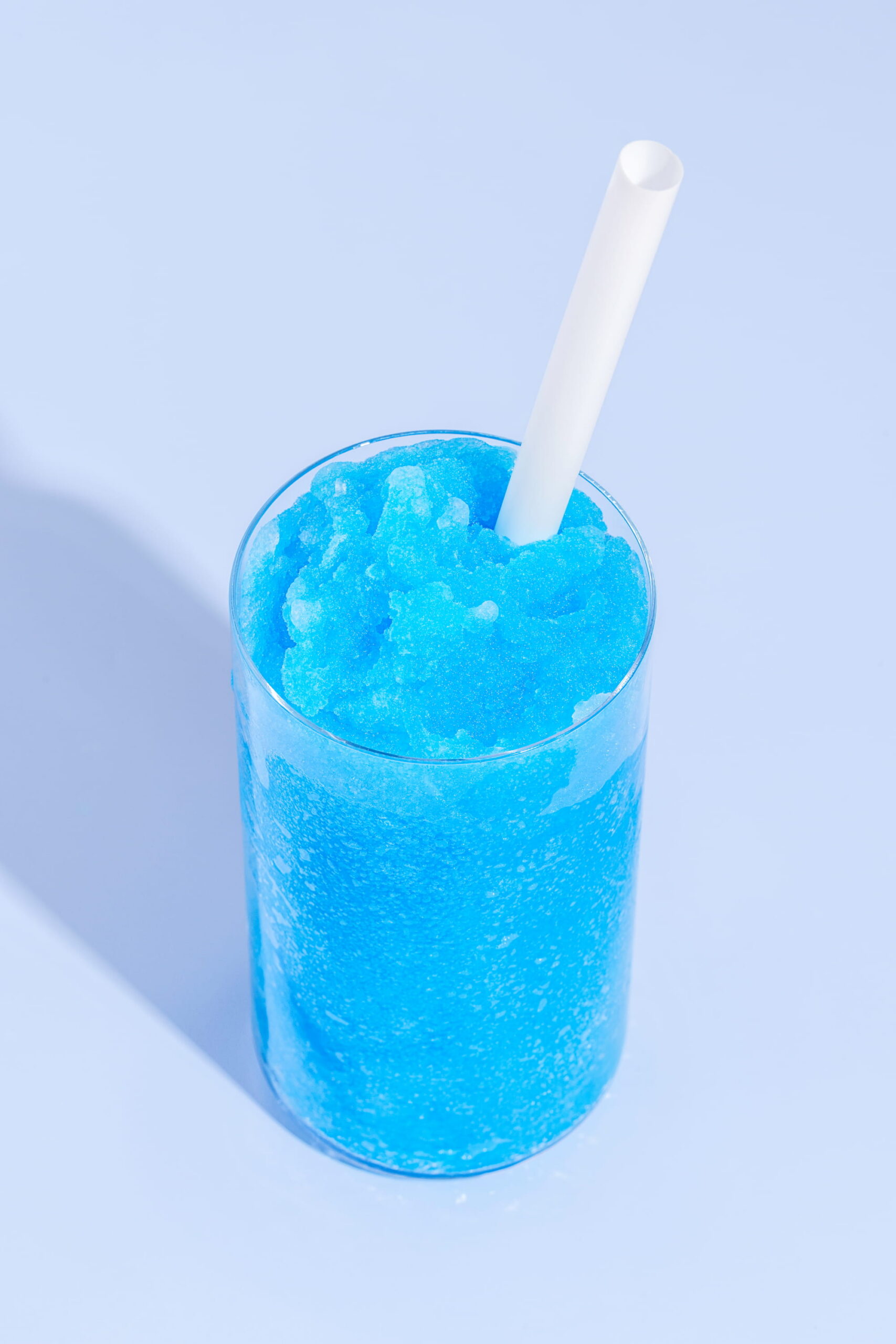 Slush à la framboise bleue maison servi dans un verre, recette glacée facile et rafraîchissante