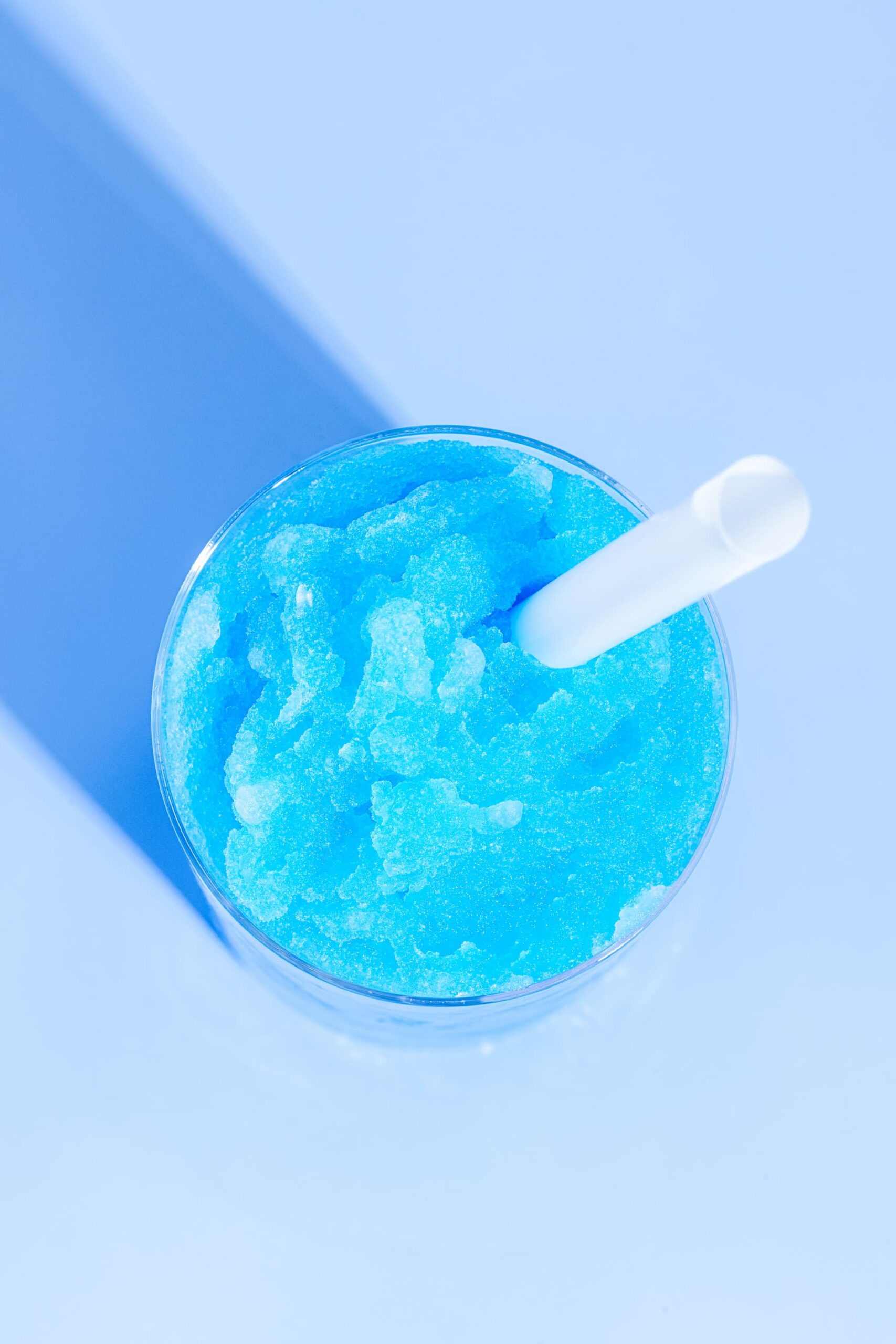 Slush à la framboise bleue maison servi dans un verre, recette glacée facile et rafraîchissante