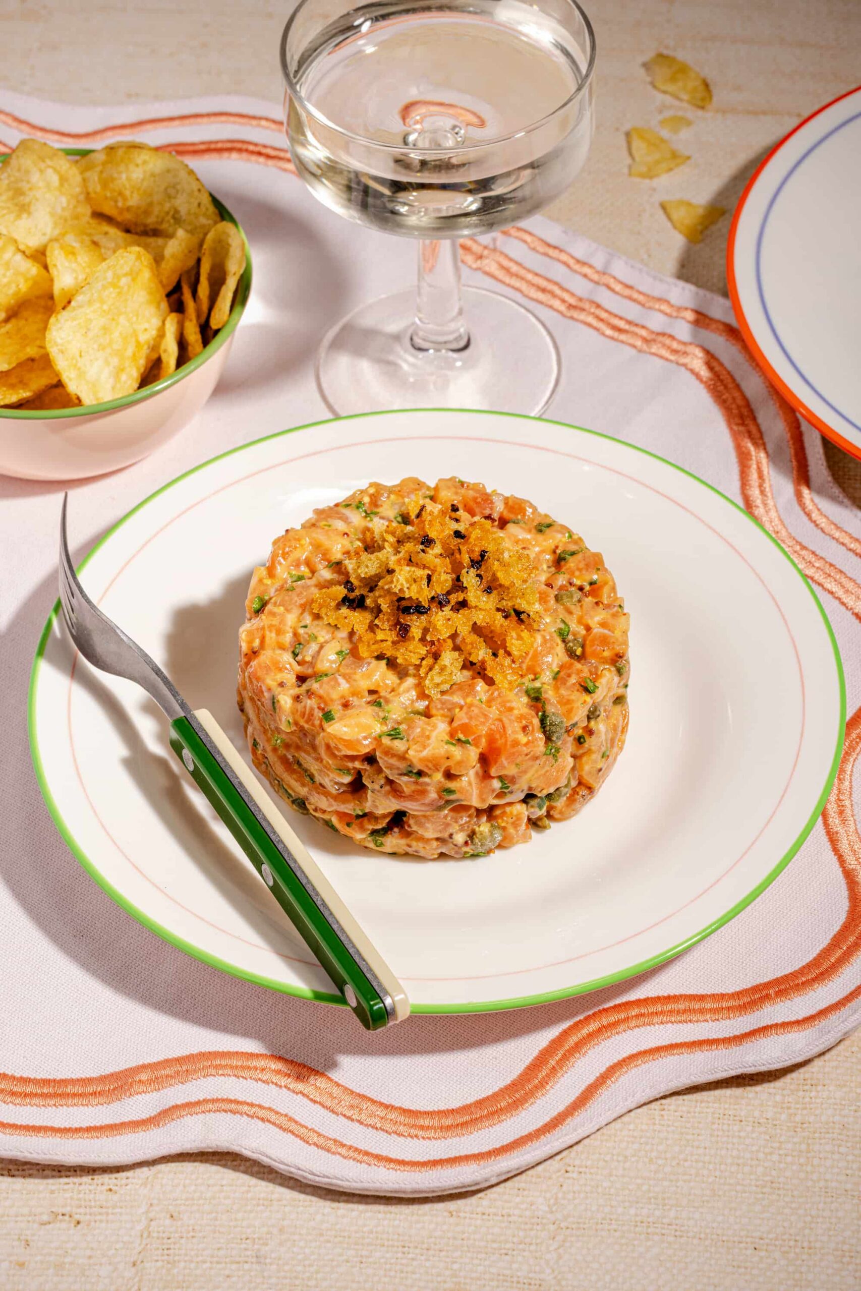 Recette de tartare de saumon classique dans une belle assiette de présentation