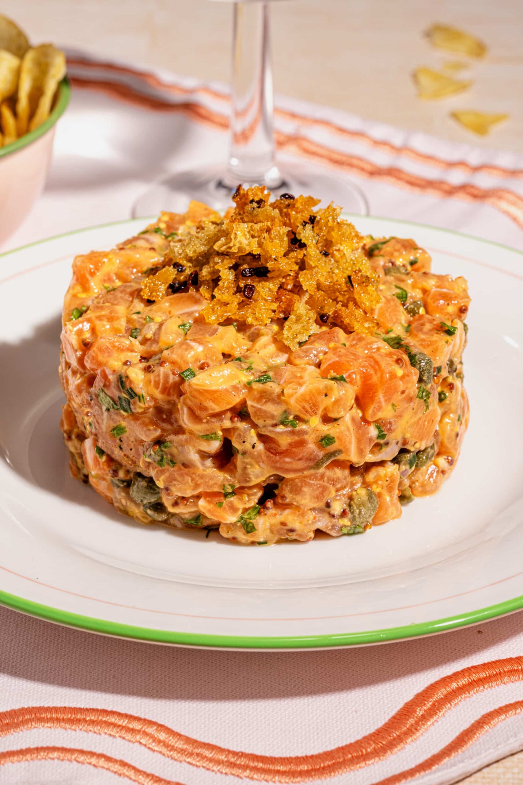 Recette de tartare de saumon classique dans une belle assiette de présentation