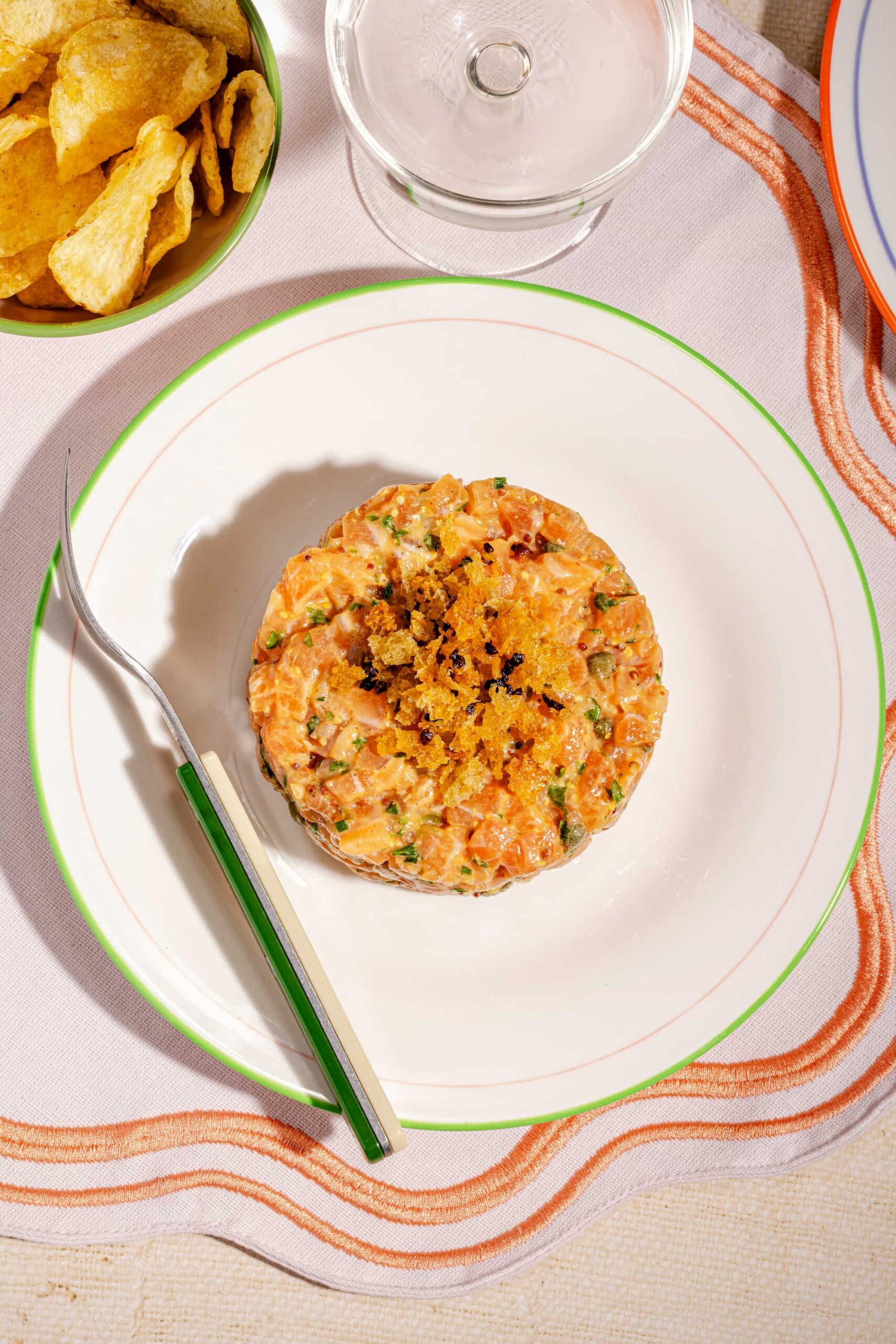 Recette de tartare de saumon classique dans une belle assiette de présentation