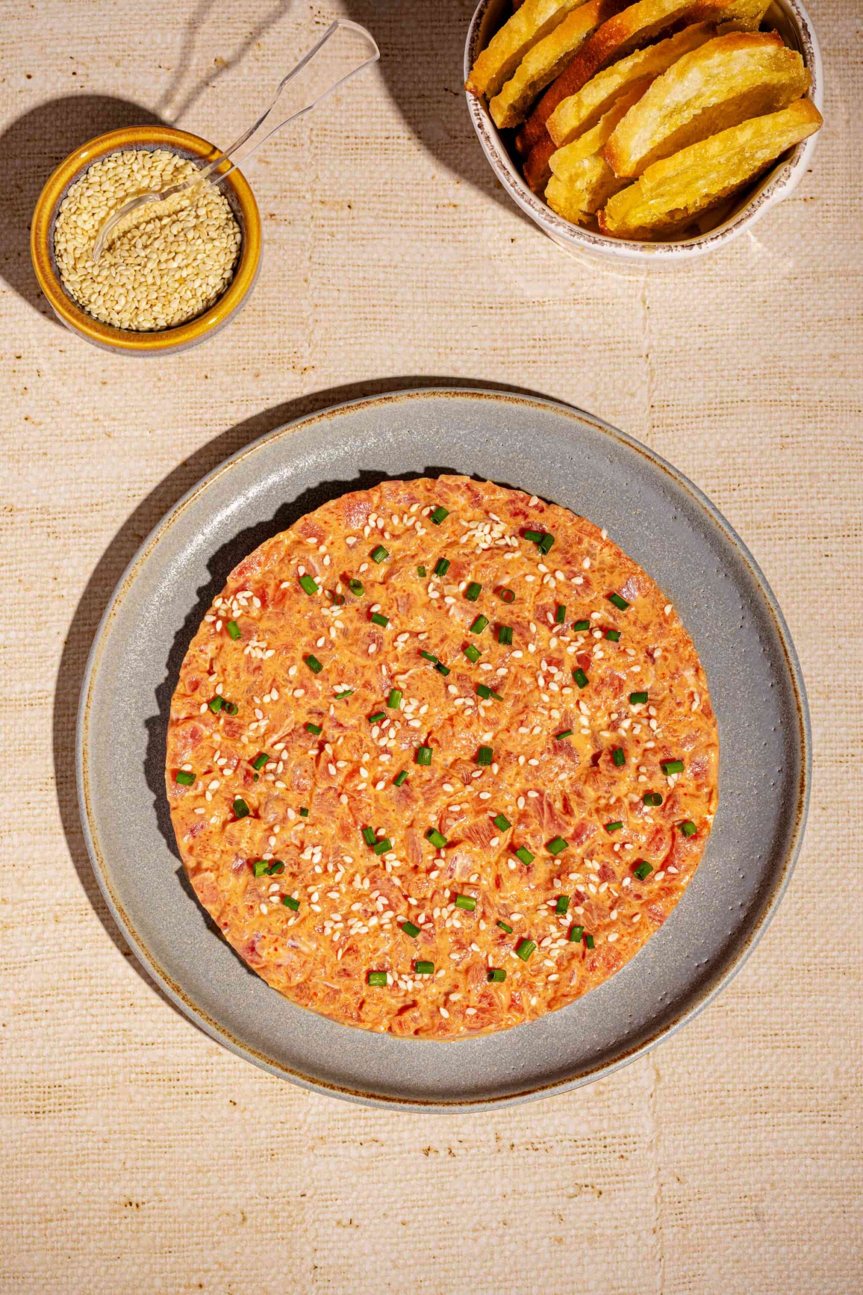 Assiette de tartare de thon épicé comme au restaurant