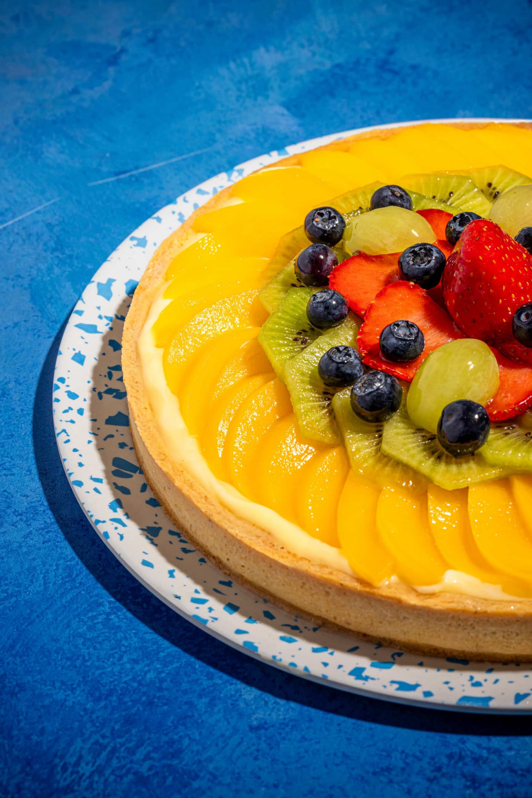 Tarte jardinière maison garnie de fruits frais et de crème pâtissière