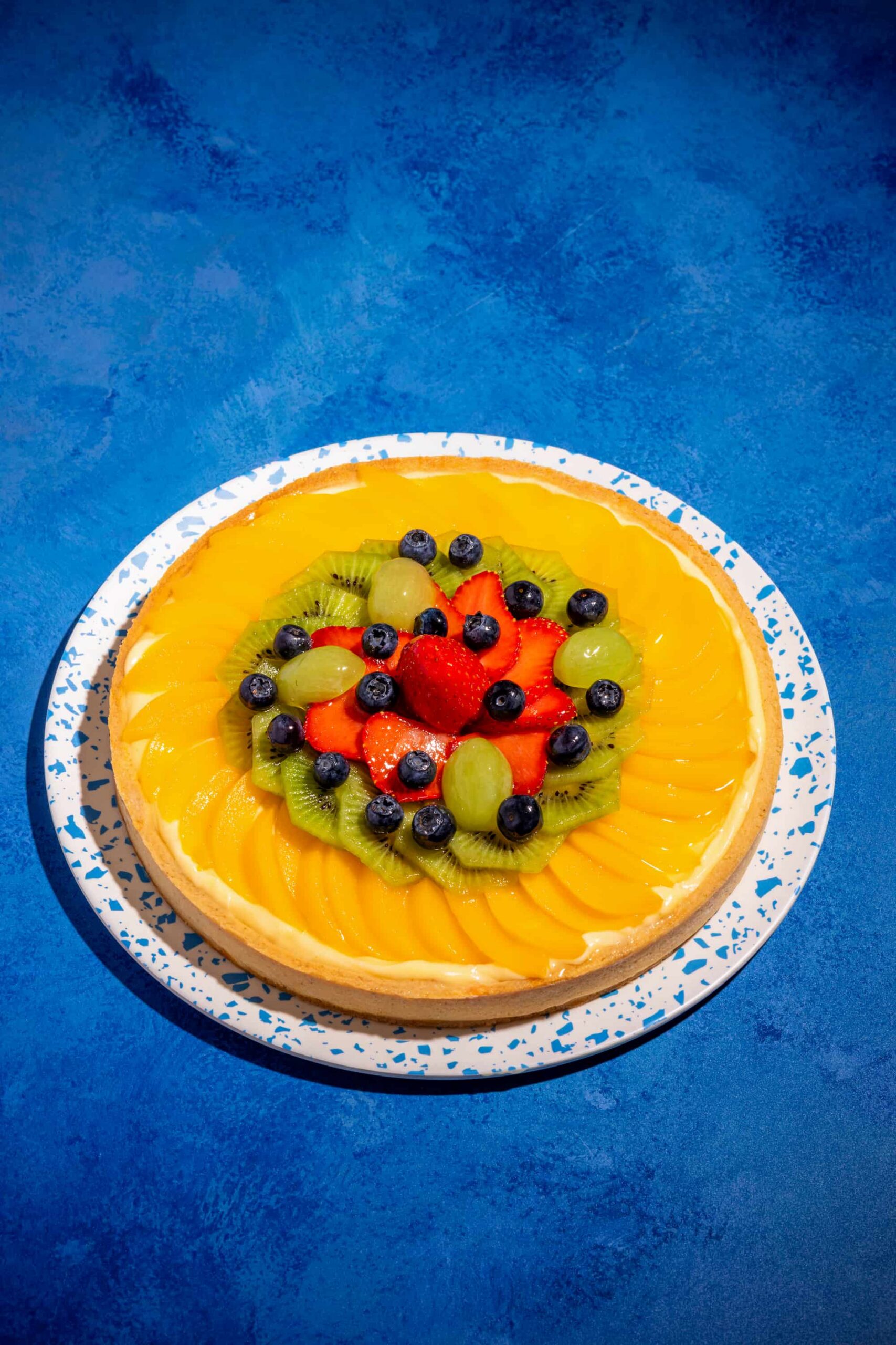 Tarte jardinière maison garnie de fruits frais et de crème pâtissière