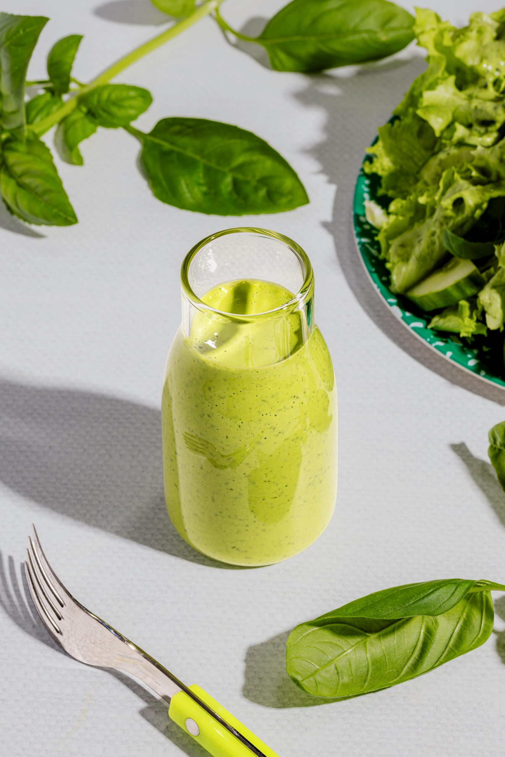 Recette de vinaigrette crémeuse au basilic présentée dans un contenant en verre