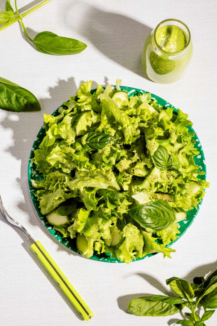 Vinaigrette au basilic onctueuse sur de la laitue