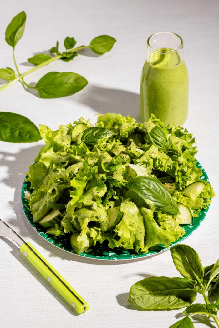 Vinaigrette au basilic onctueuse sur de la laitue