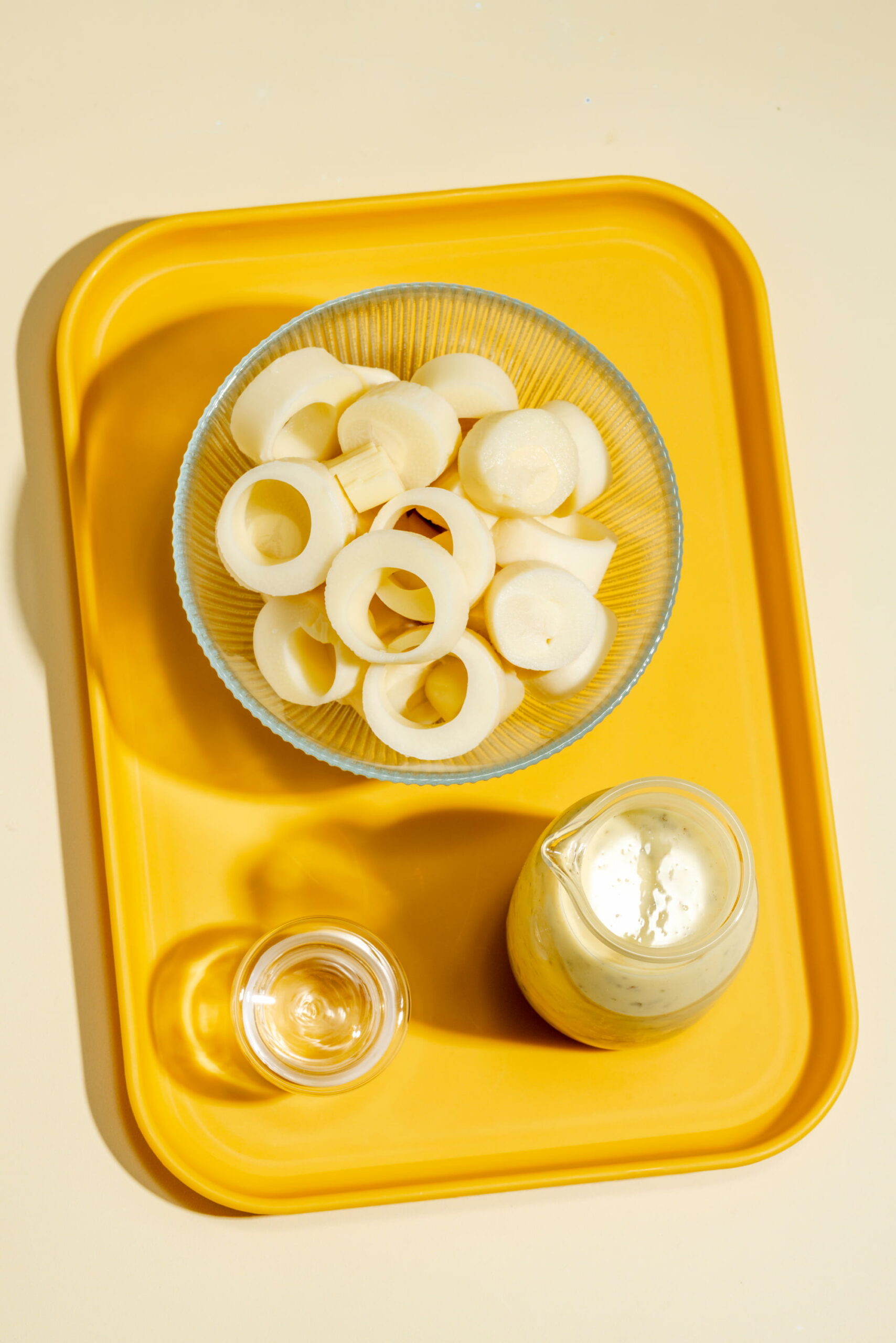 Vinaigrette crémeuse pour coeurs de palmier dans un petit pot en vitre